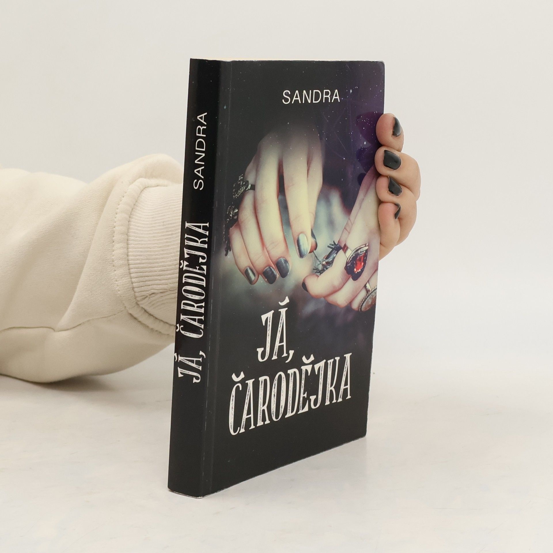 Sandra Já, čarodějka