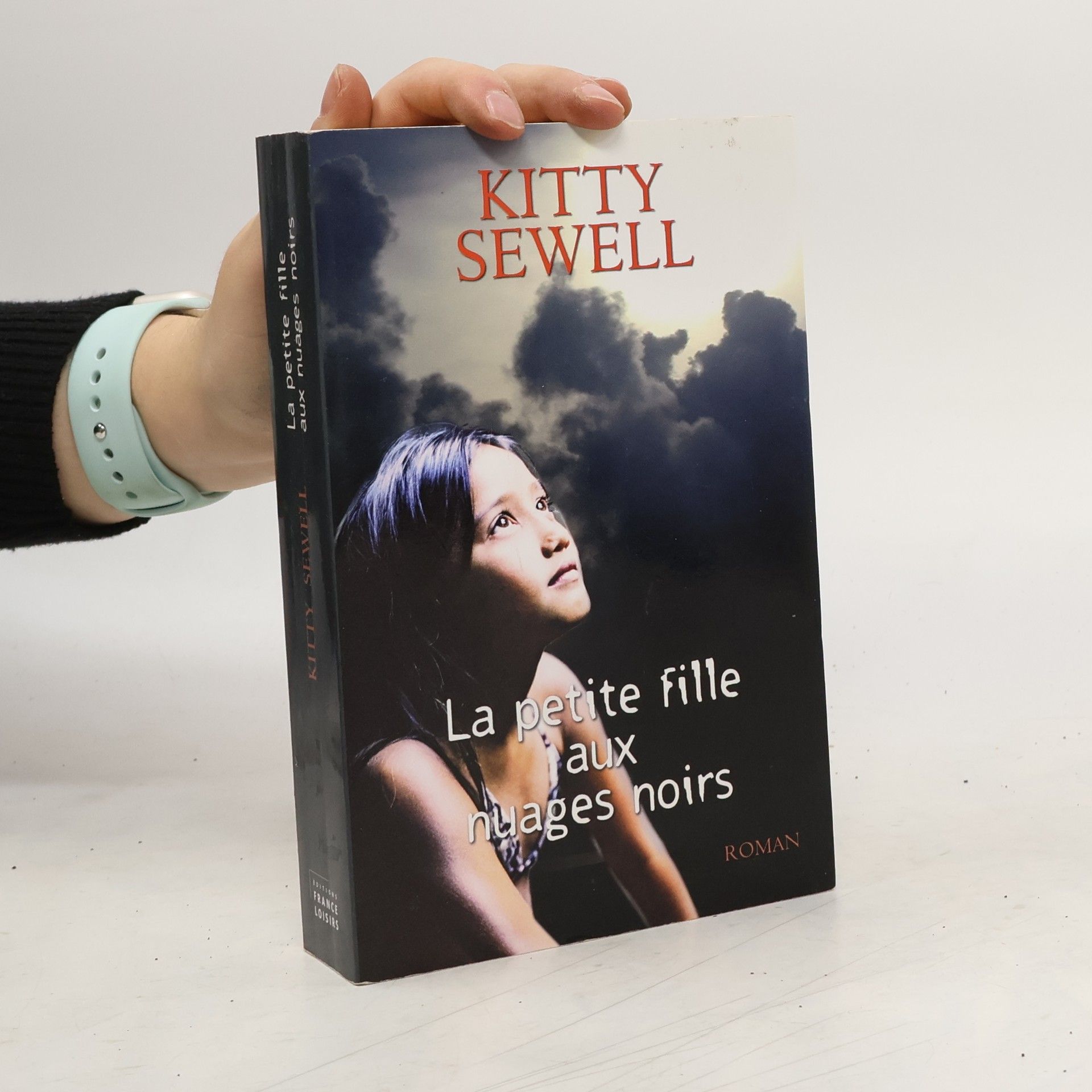 La petite fille aux nuages noirs