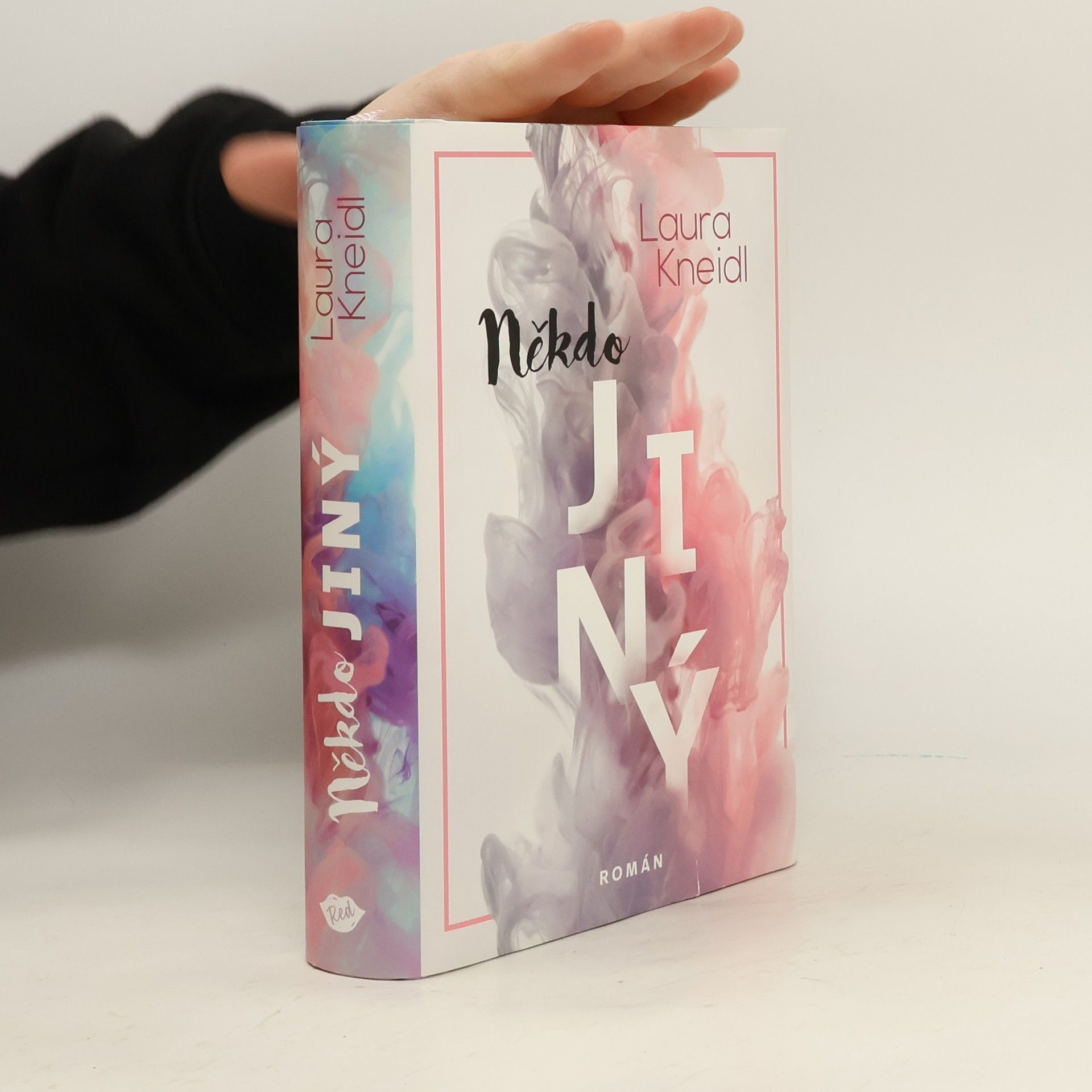 Laura Kneidl Někdo jiný