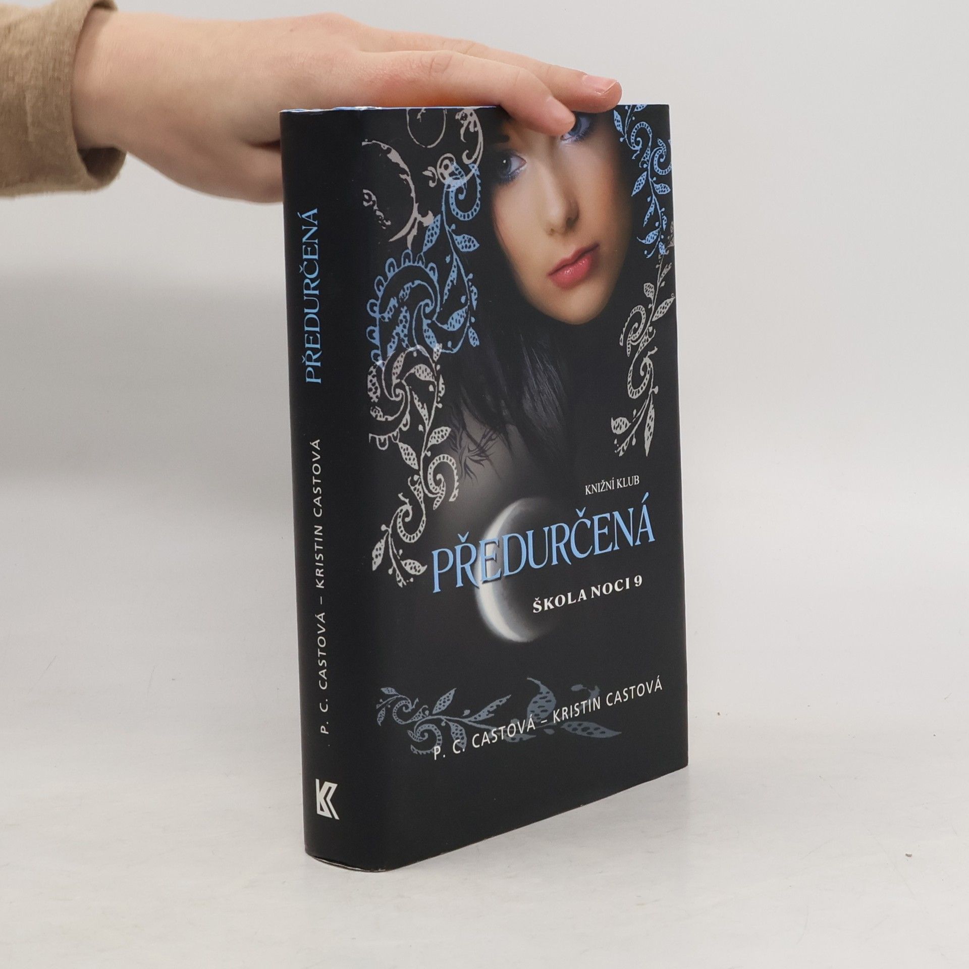 P. C. Cast Škola noci. 9, Předurčená