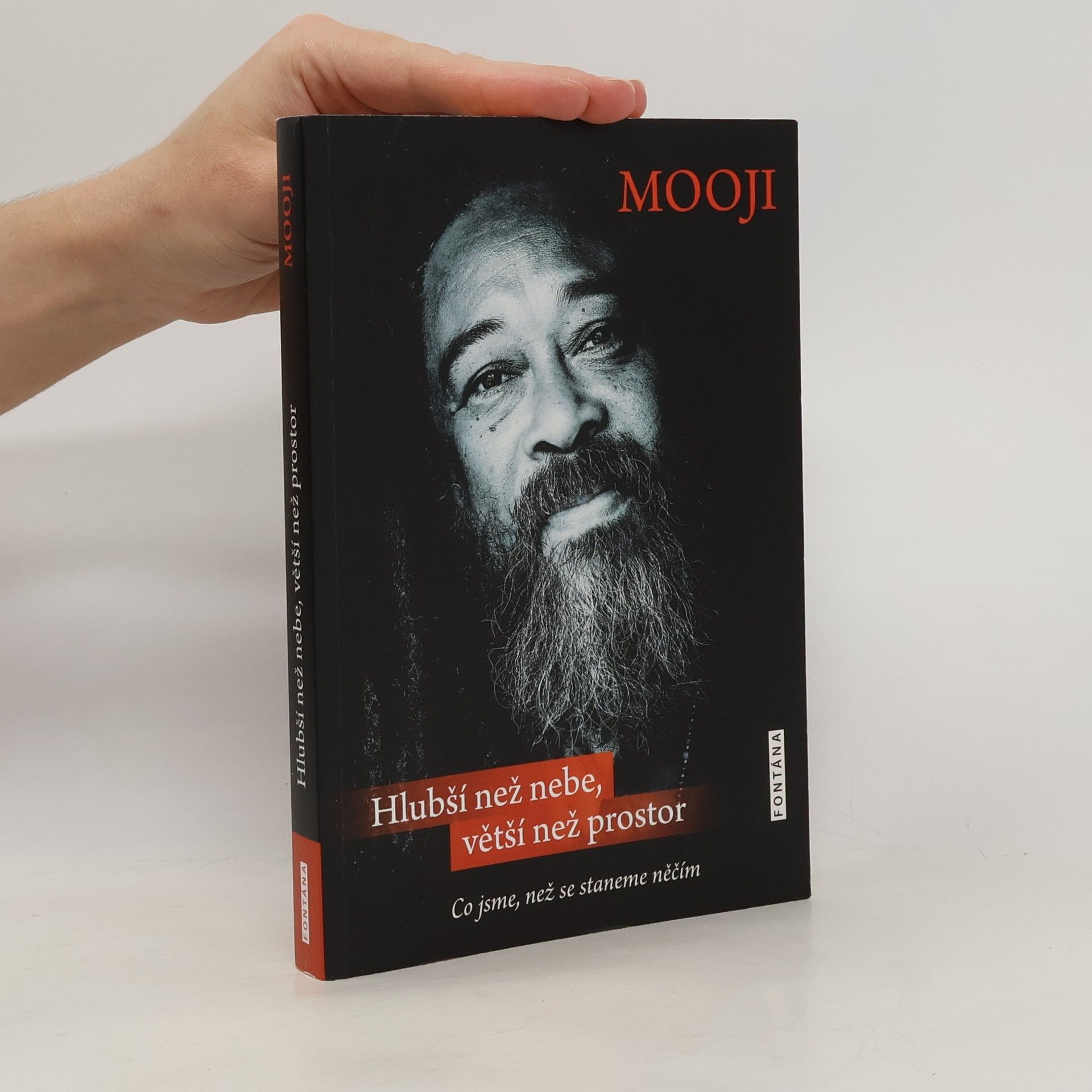 Hlubší než nebe, větší než prostor. Co jsme, než se staneme něčím
