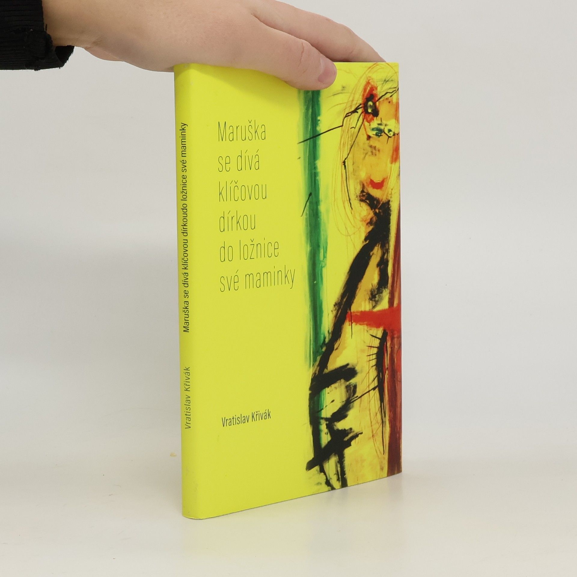 Maruška se dívá klíčovou dírkou do ložnice své maminky