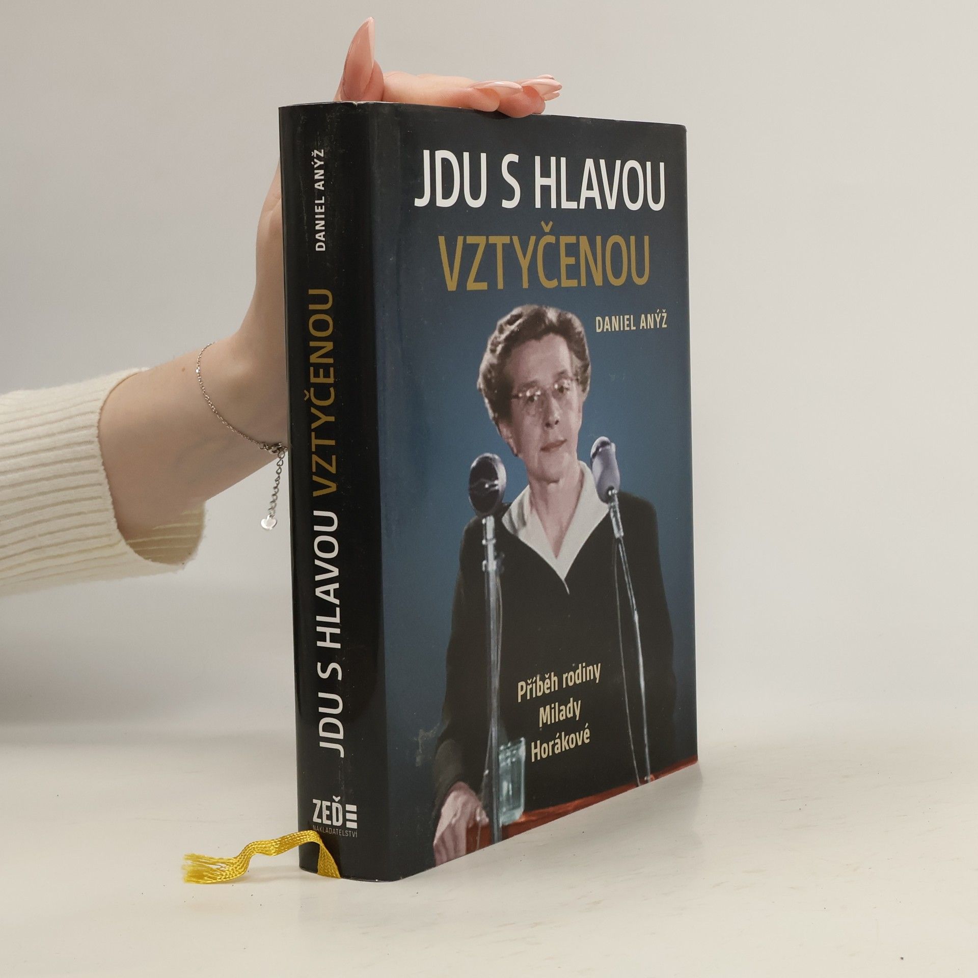 Daniel Anýž Jdu s hlavou vztyčenou. Příběh rodiny Milady Horákové