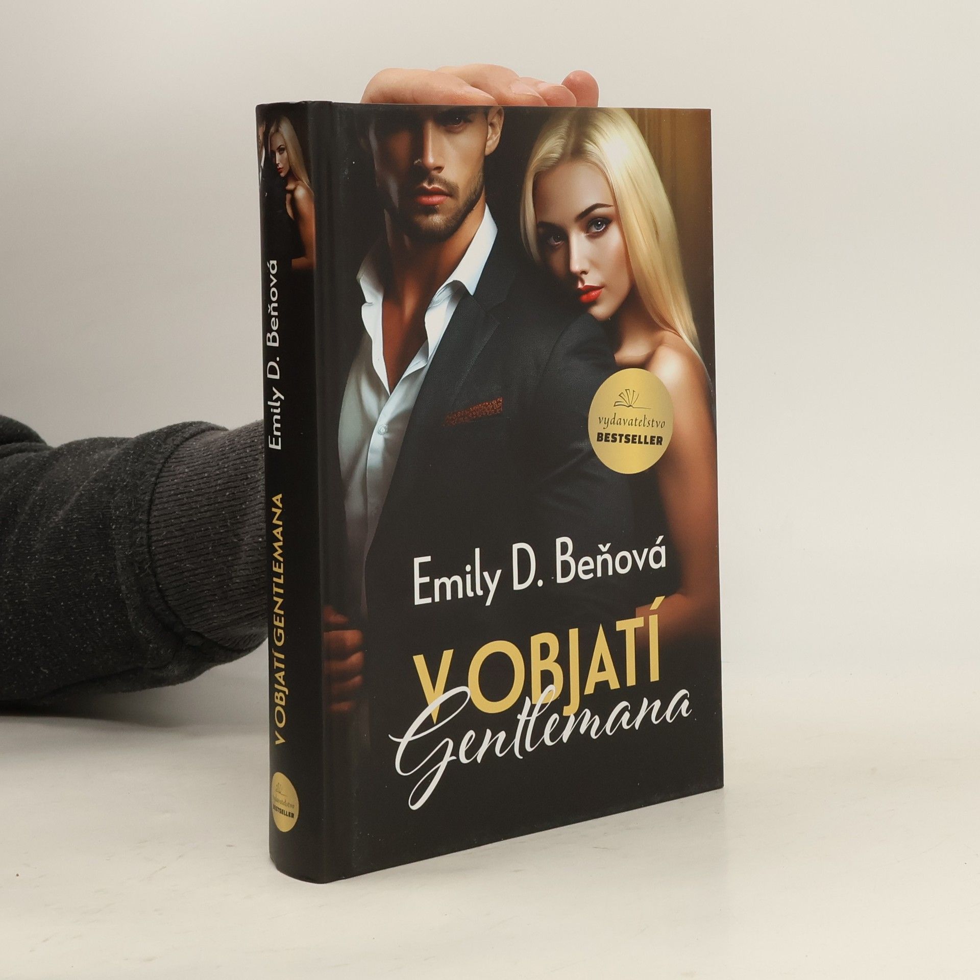 Emília Dalekorejová Beňová V objatí gentlemana