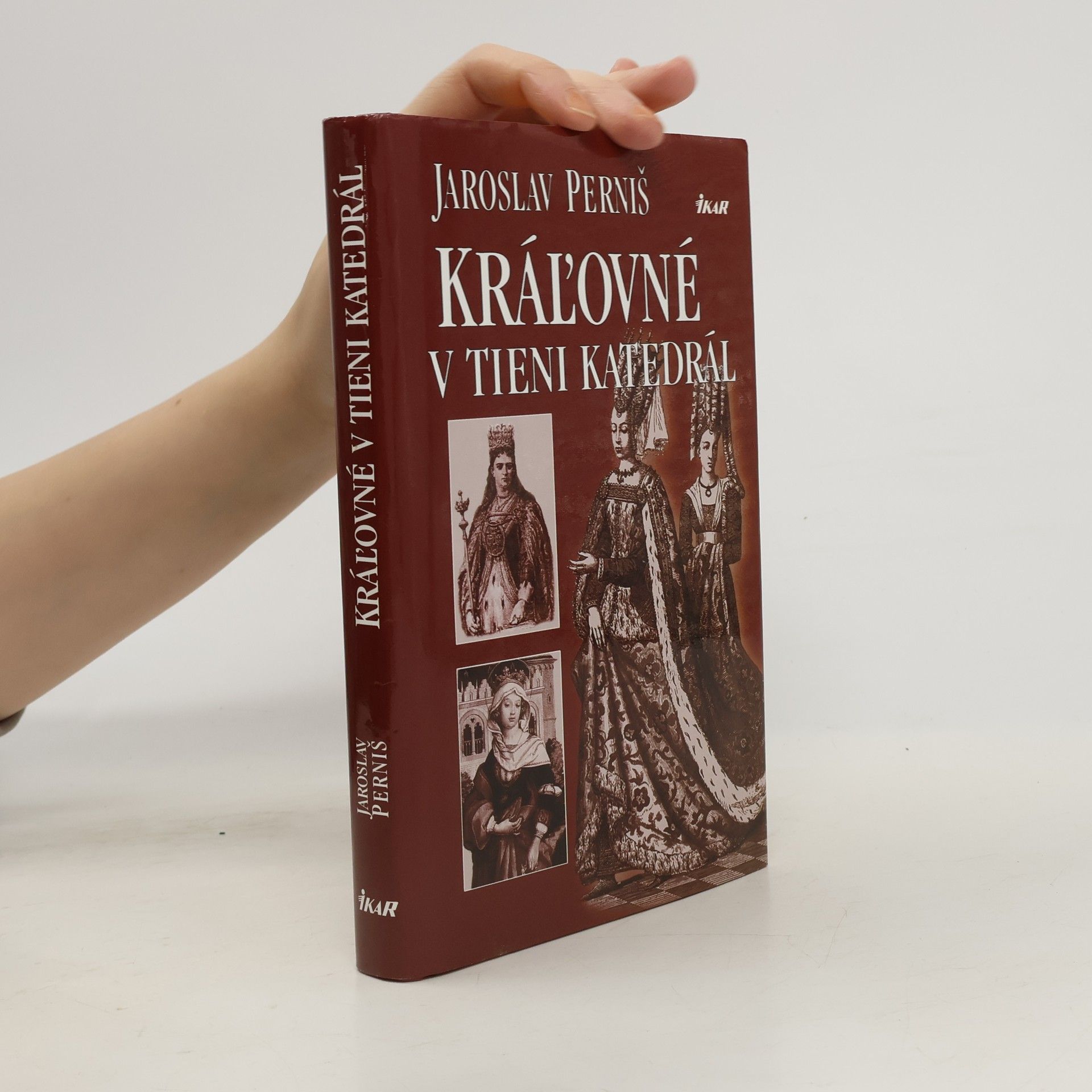 Kráľovné v tieni katedrál