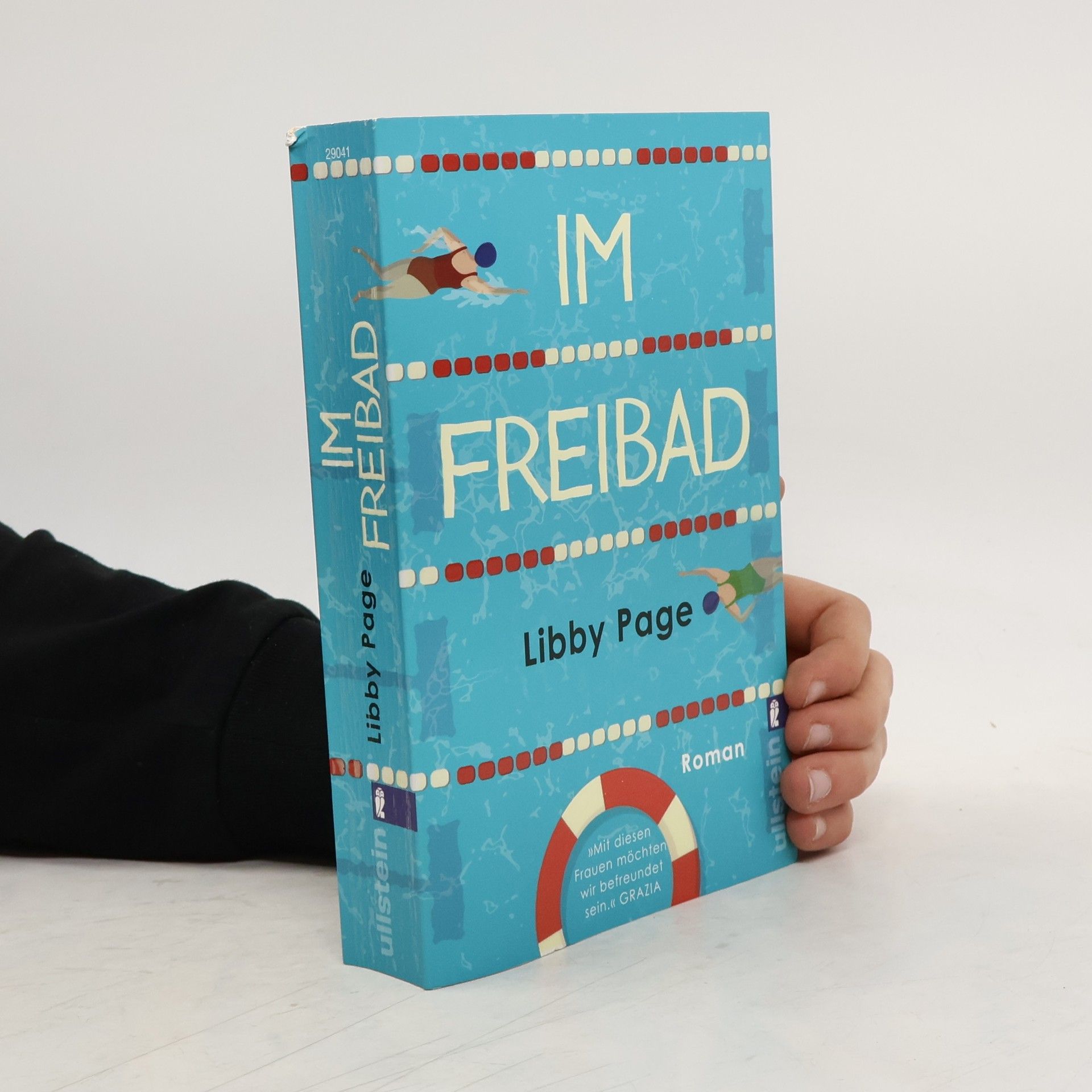 Libby Page Im Freibad