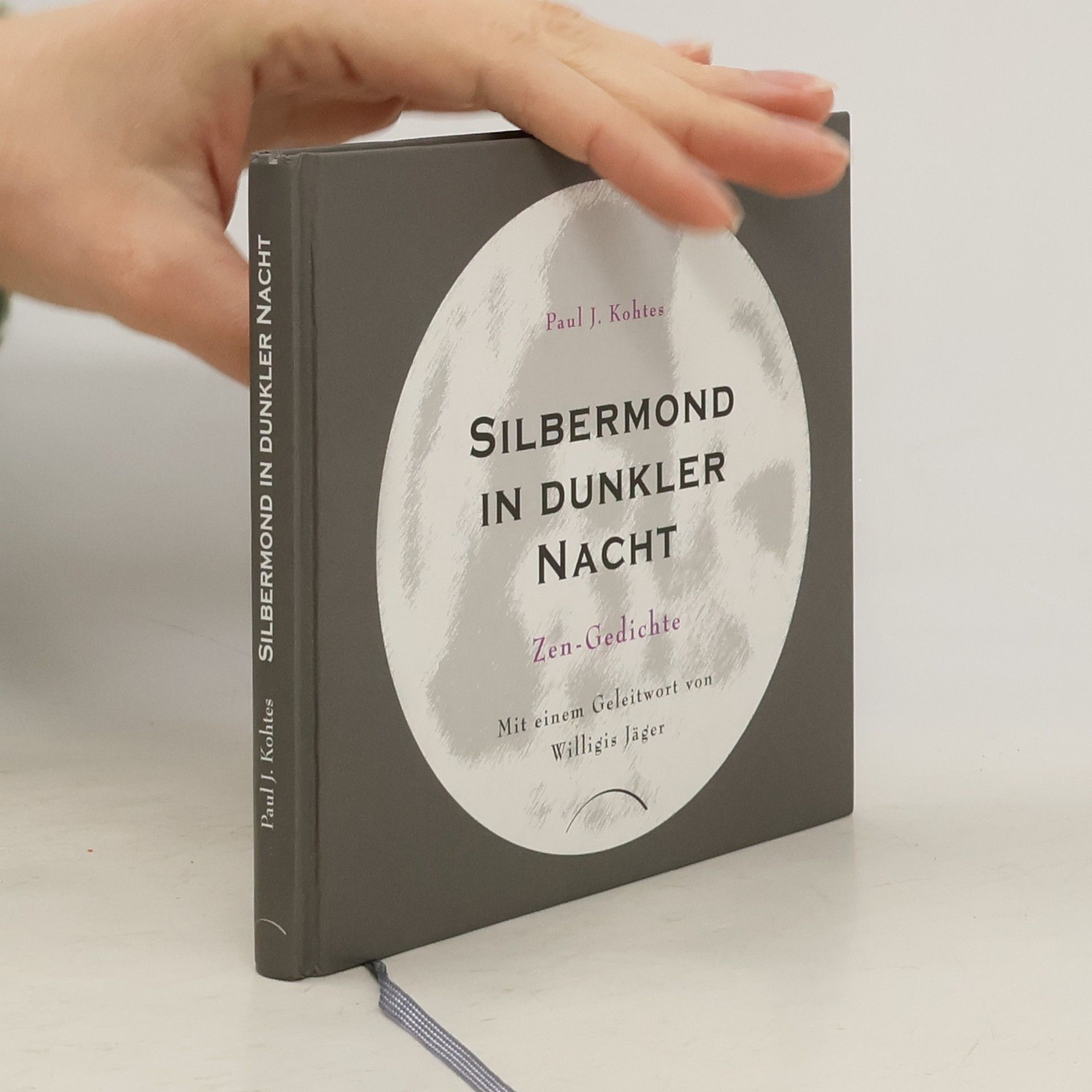 Silbermond in dunkler Nacht