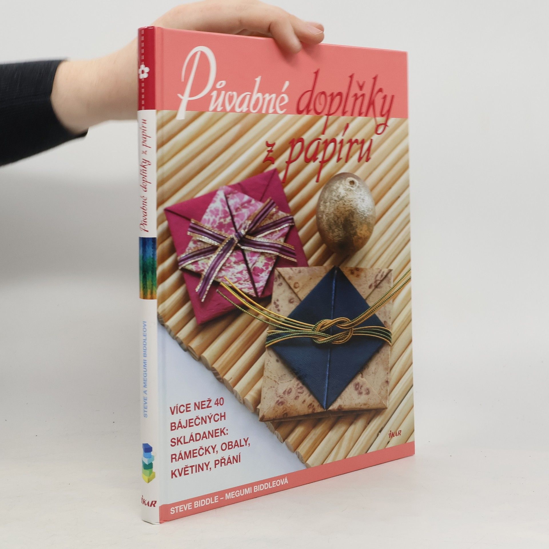 Půvabné doplňky z papíru: Více než 40 báječných skládanek - rámečky, obaly, květiny, přání