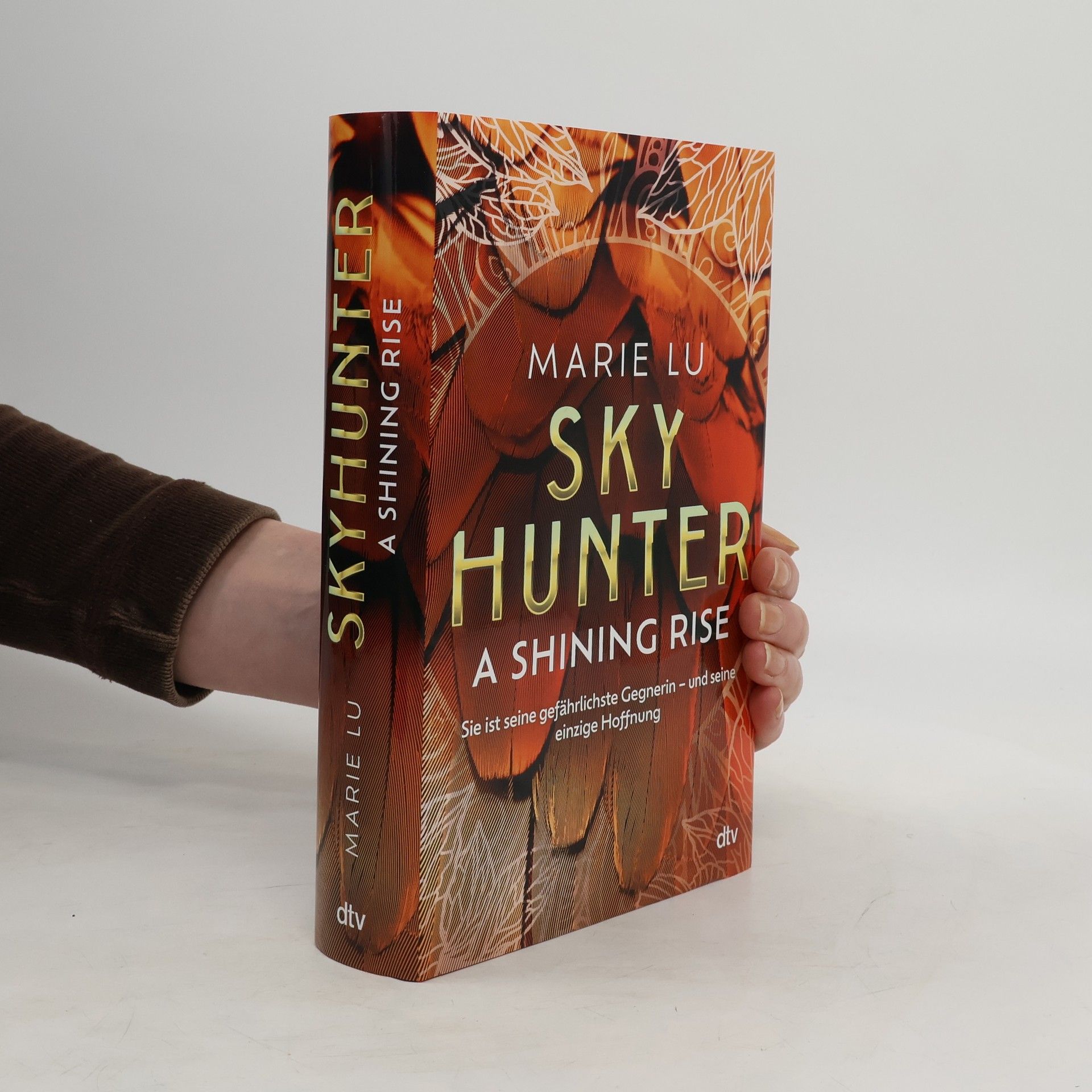 Marie Lu Skyhunter. A Shining Rise