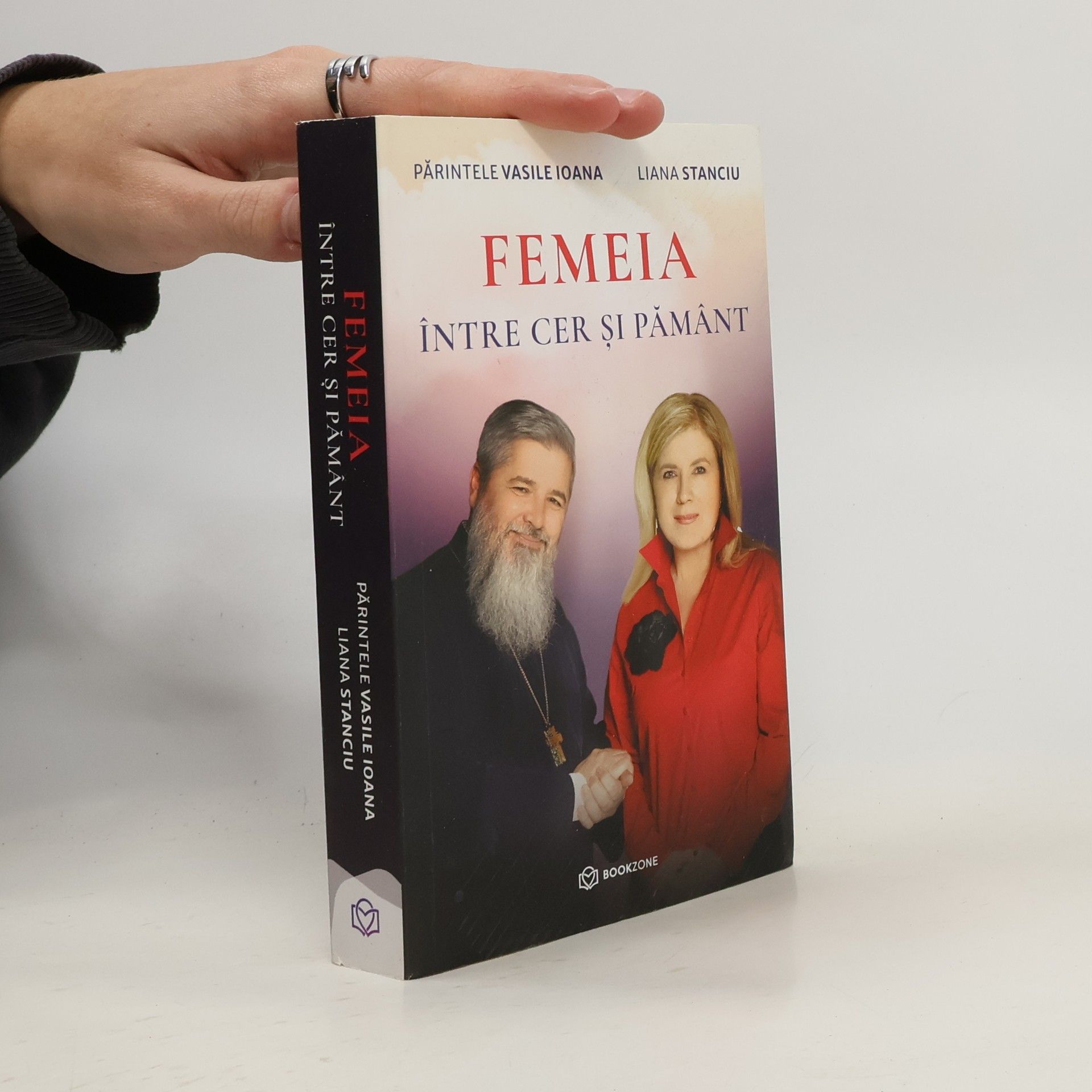 Femeia între cer și pământ