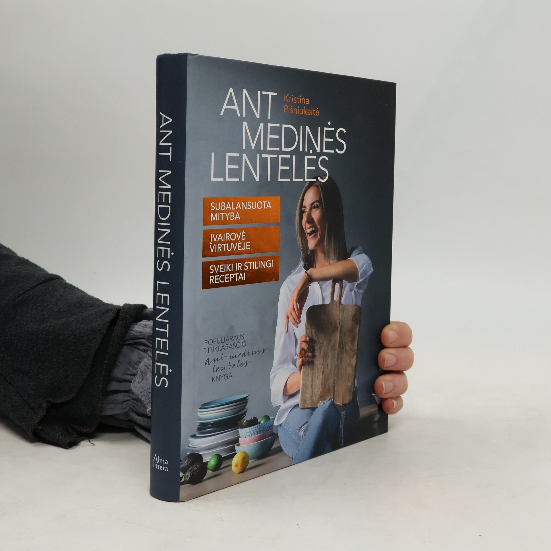 Kristina Pišniukaitė-Šimkienė Ant medinės lentelės: subalansuota mityba, įvairovė virtuvėje, sveiki ir stilingi receptai