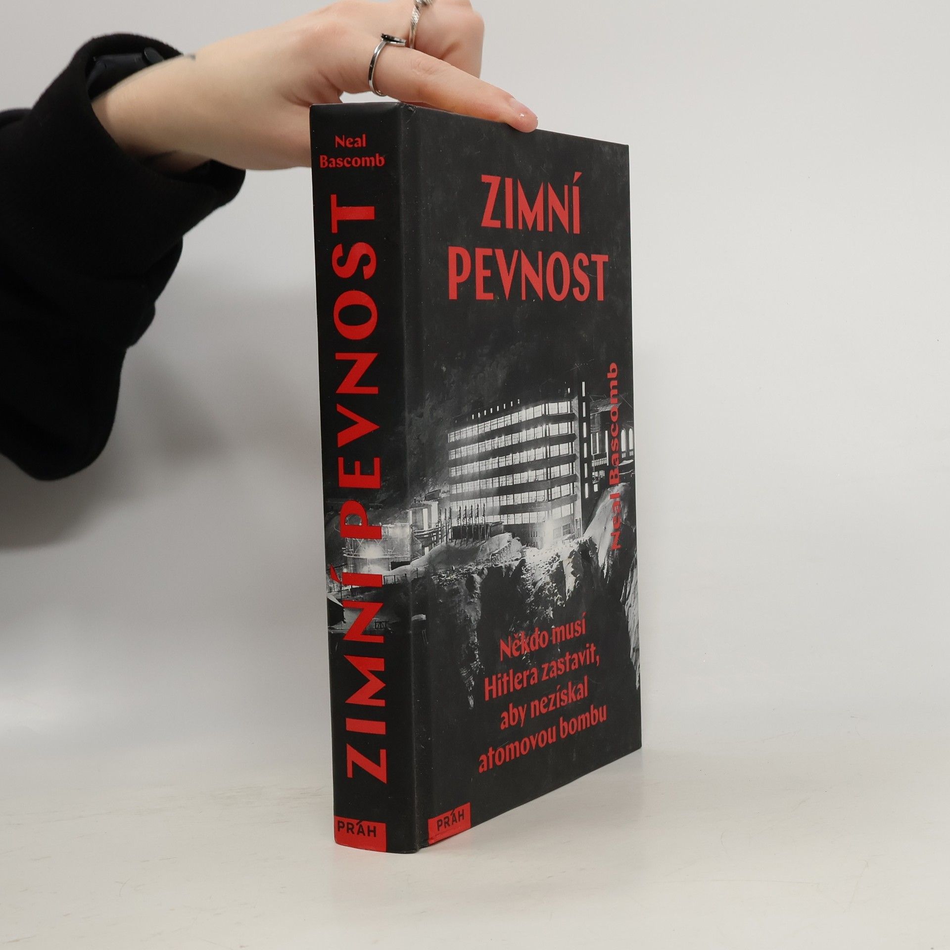 Neal Bascomb Zimní pevnost - Někdo musí Hitlera zastavit, aby nezískal atomovou bombu