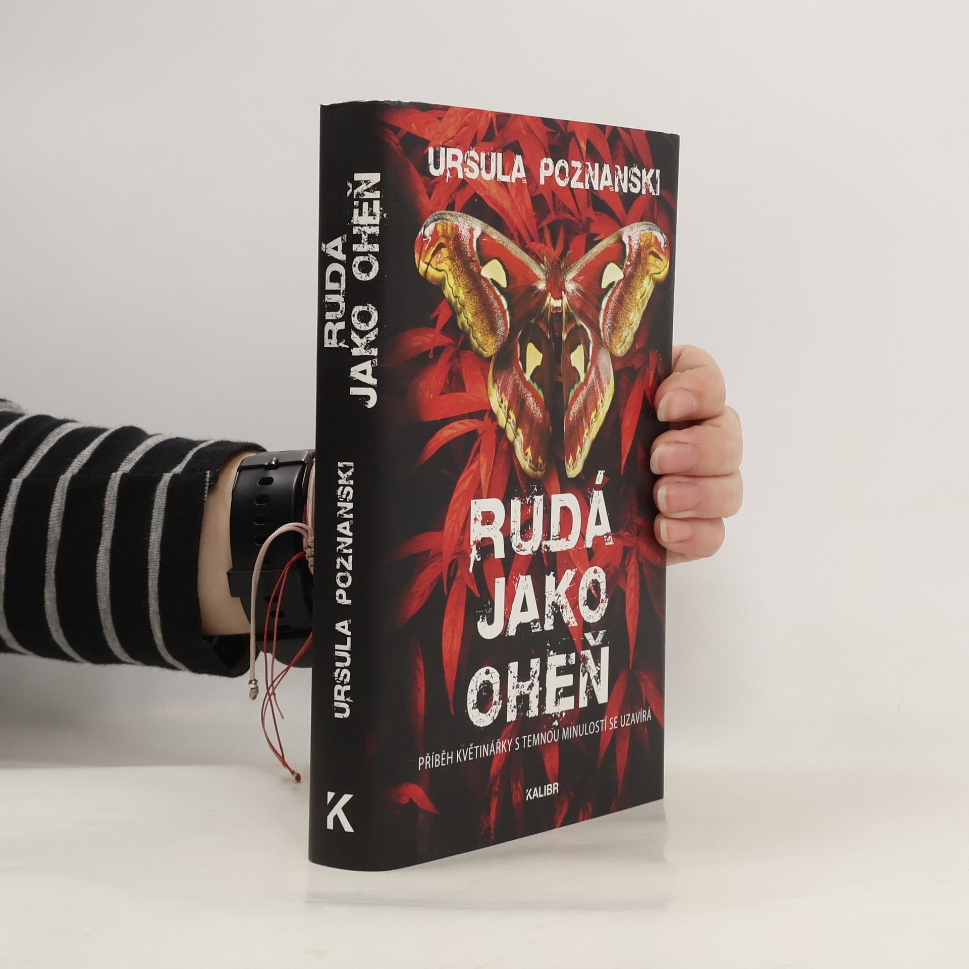 Rudá jako oheň : příběh květinářky s temnou minulostí se uzavírá