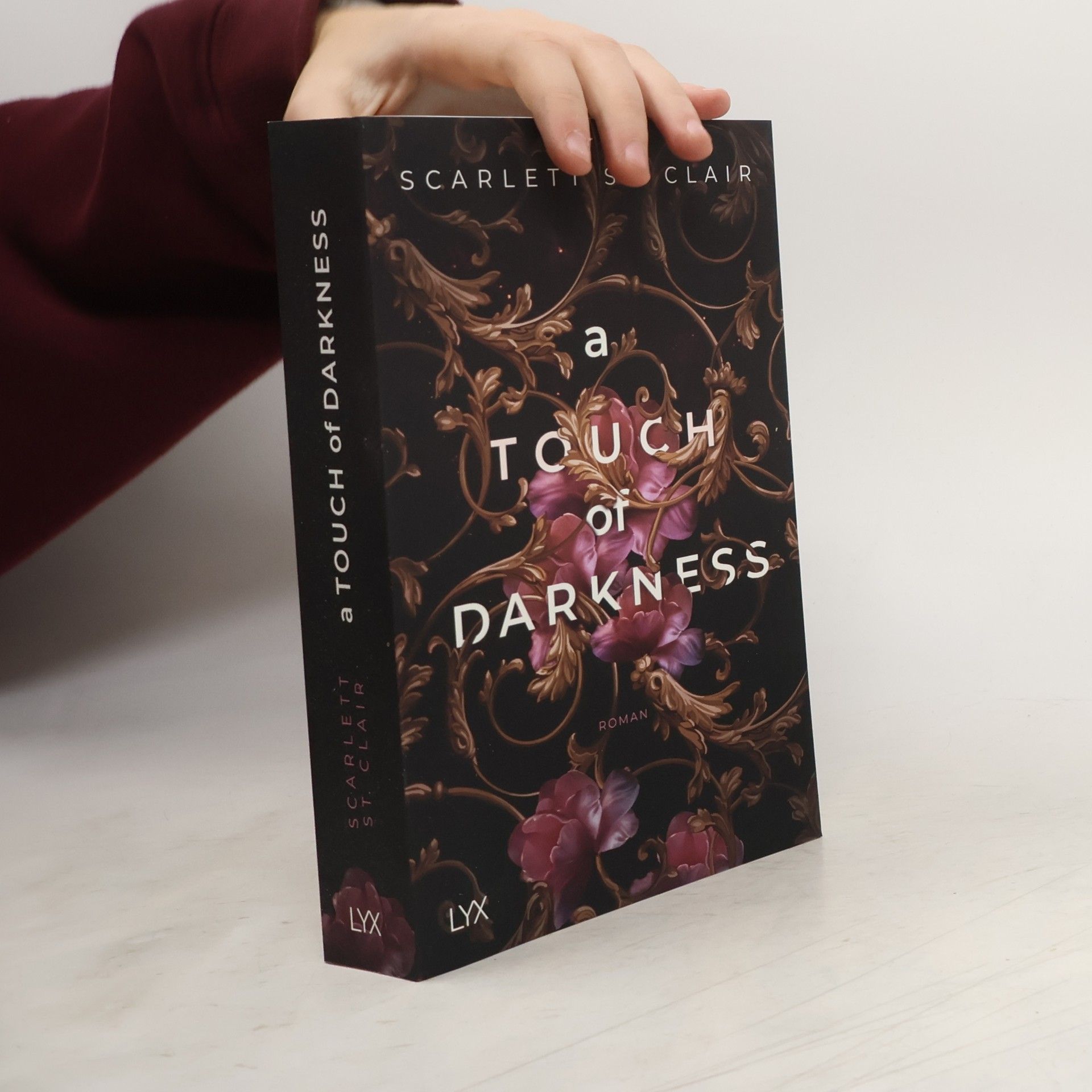 Scarlett St. Clair A Touch of Darkness