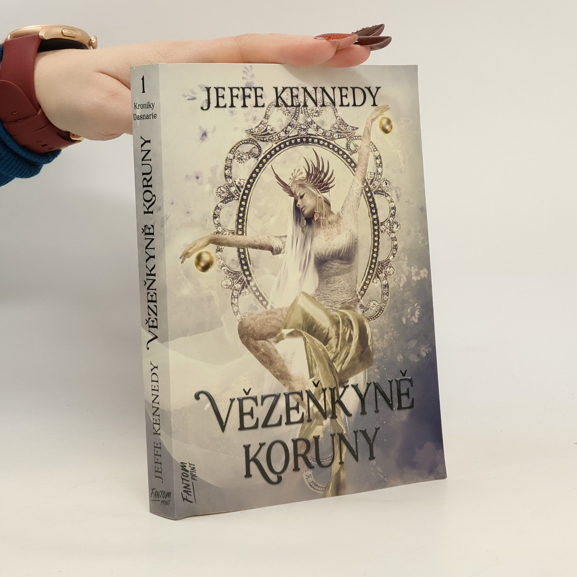 Kroniky Dasnarie. 1, Vězeňkyně koruny