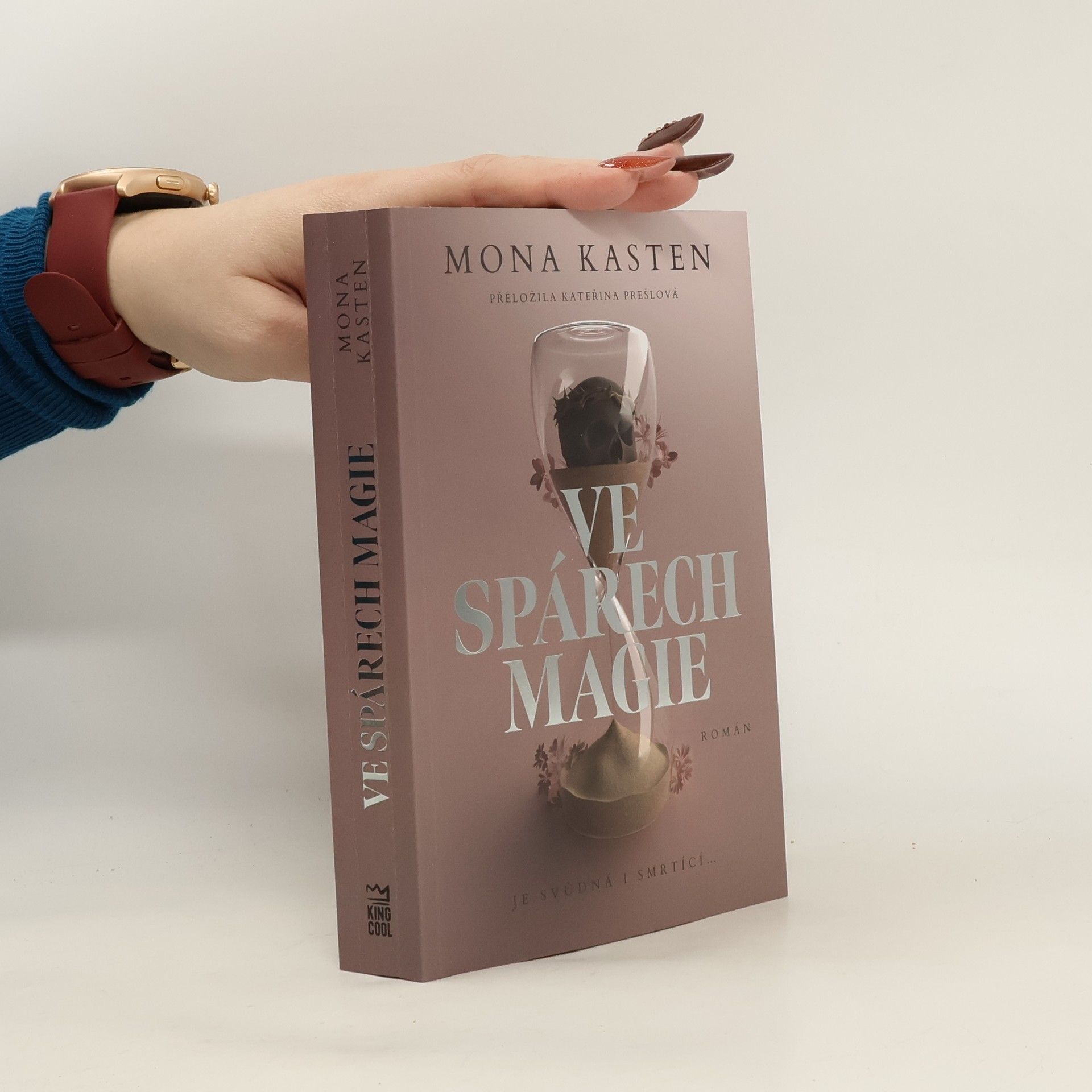 Mona Kasten Ve spárech magie