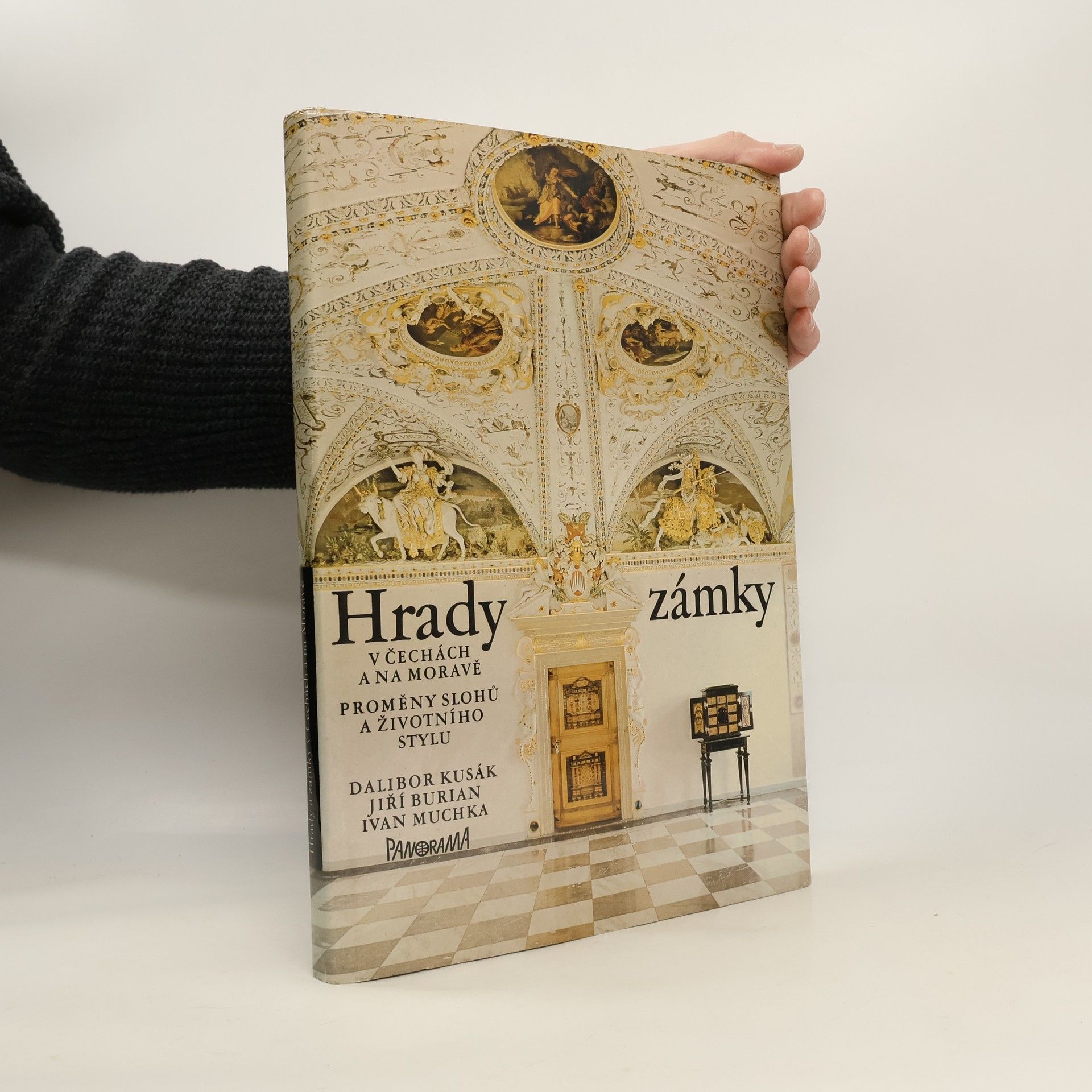 Hrady a zámky v Čechách a na Moravě. Proměny slohů a životního stylu