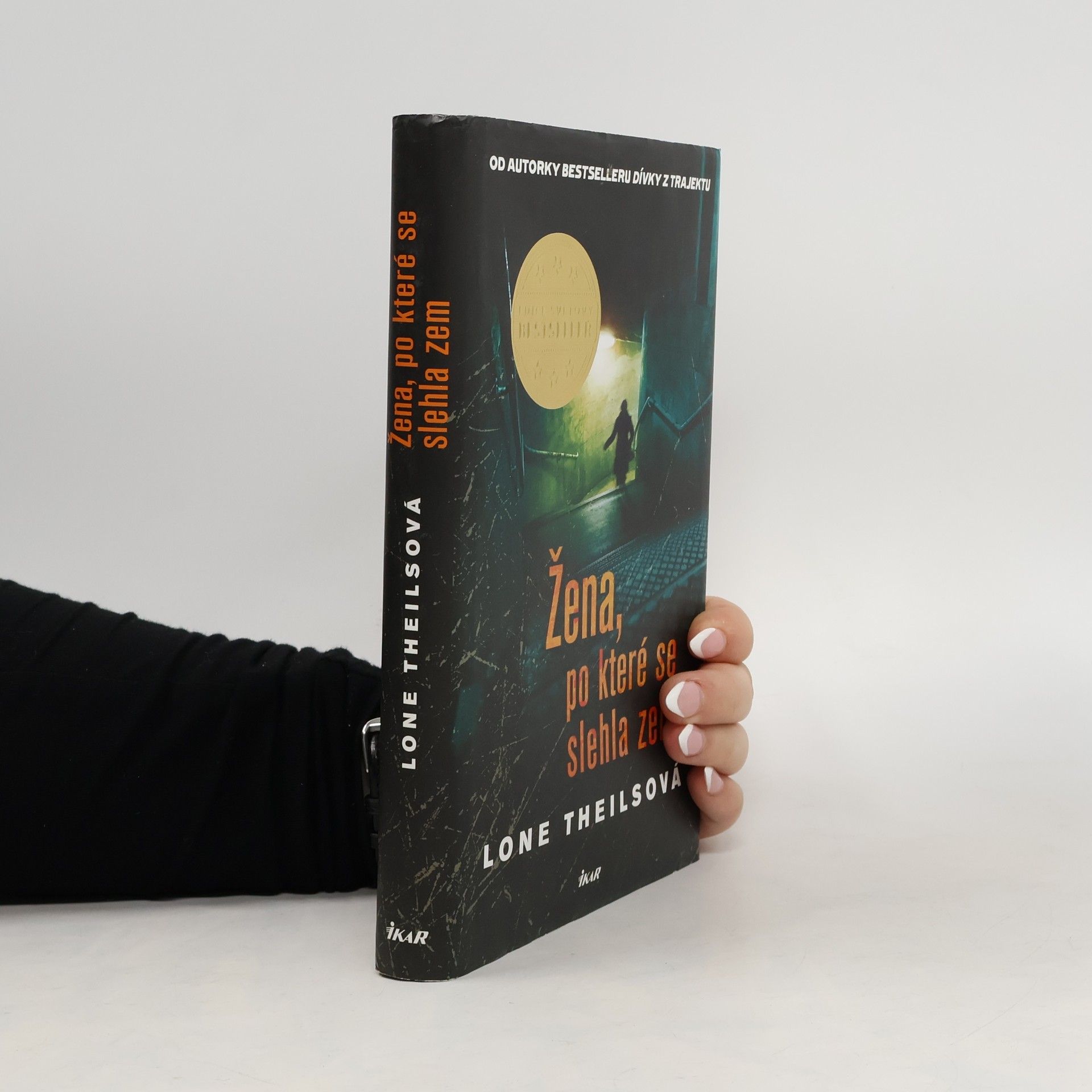 Lone Theils Žena, po které se slehla zem