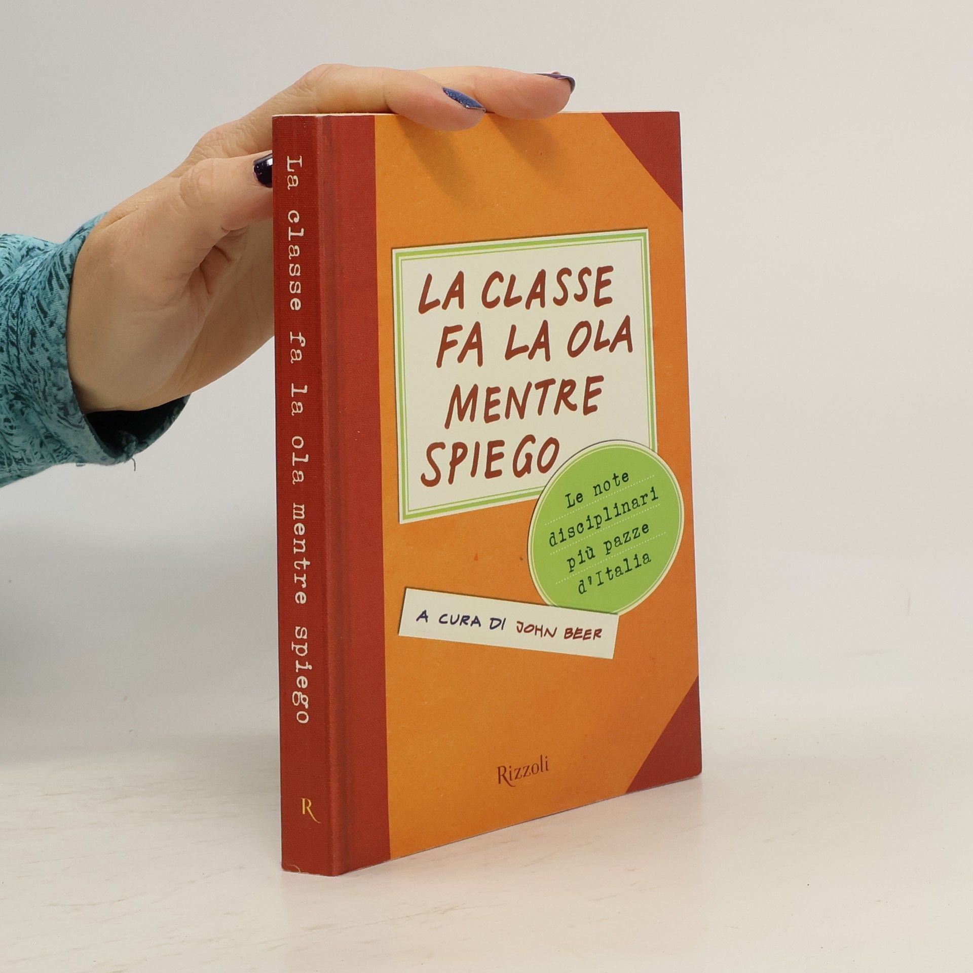 La classe fa la ola mentre spiego. Le note disciplinari più pazze d'Italia