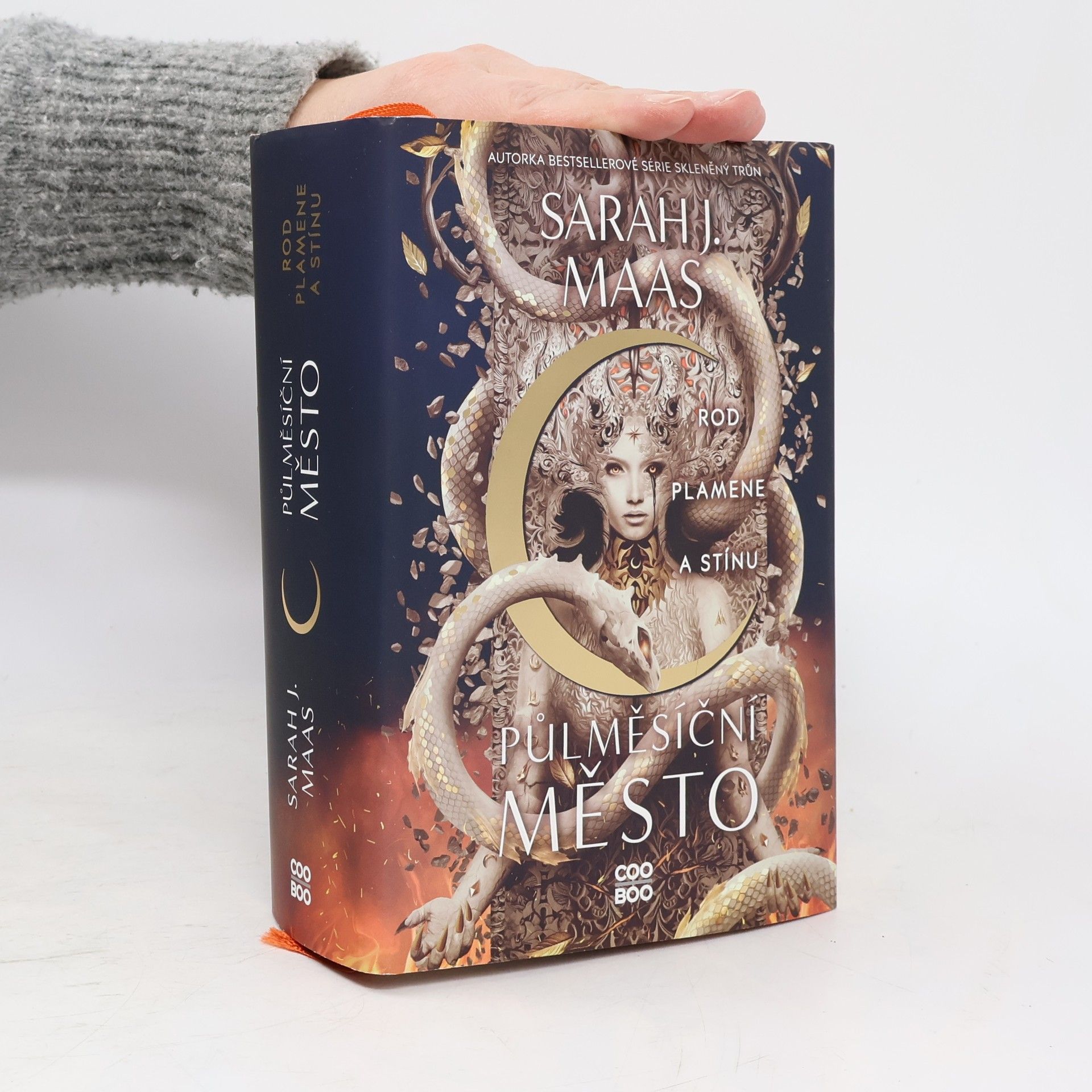 Sarah J. Maas Půlměsíční město. Rod plamene a stínu