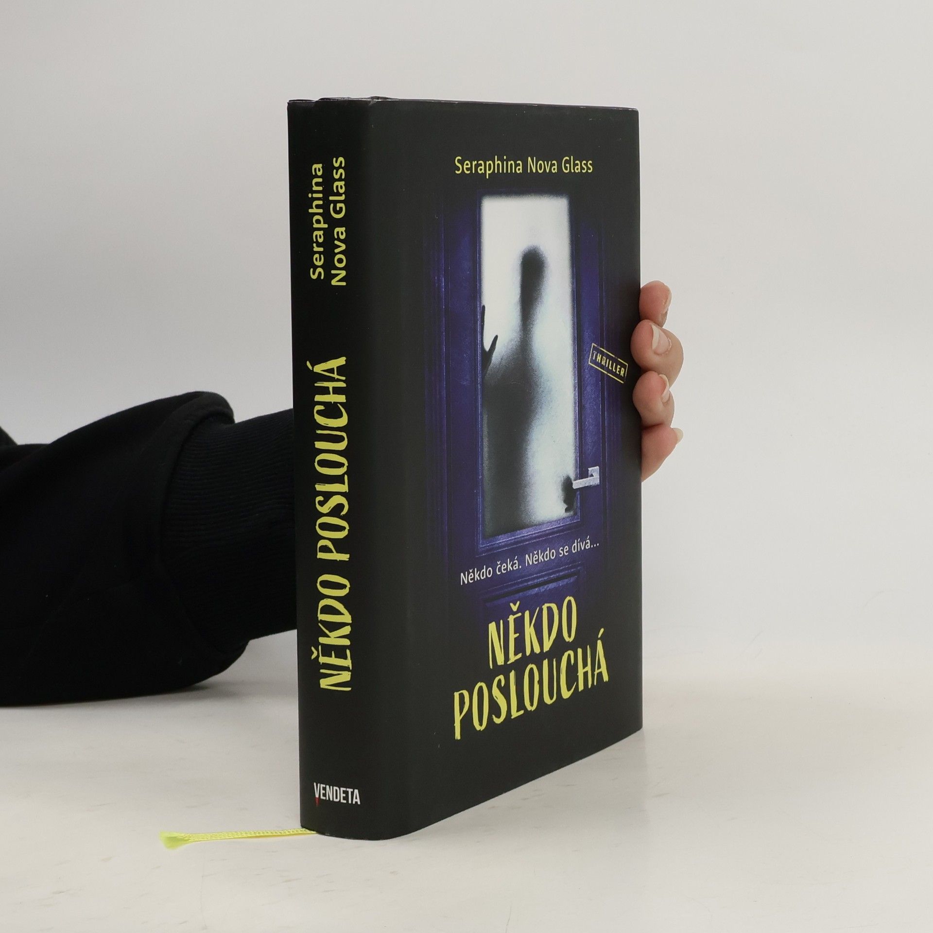 Seraphina Nova Glass Někdo poslouchá