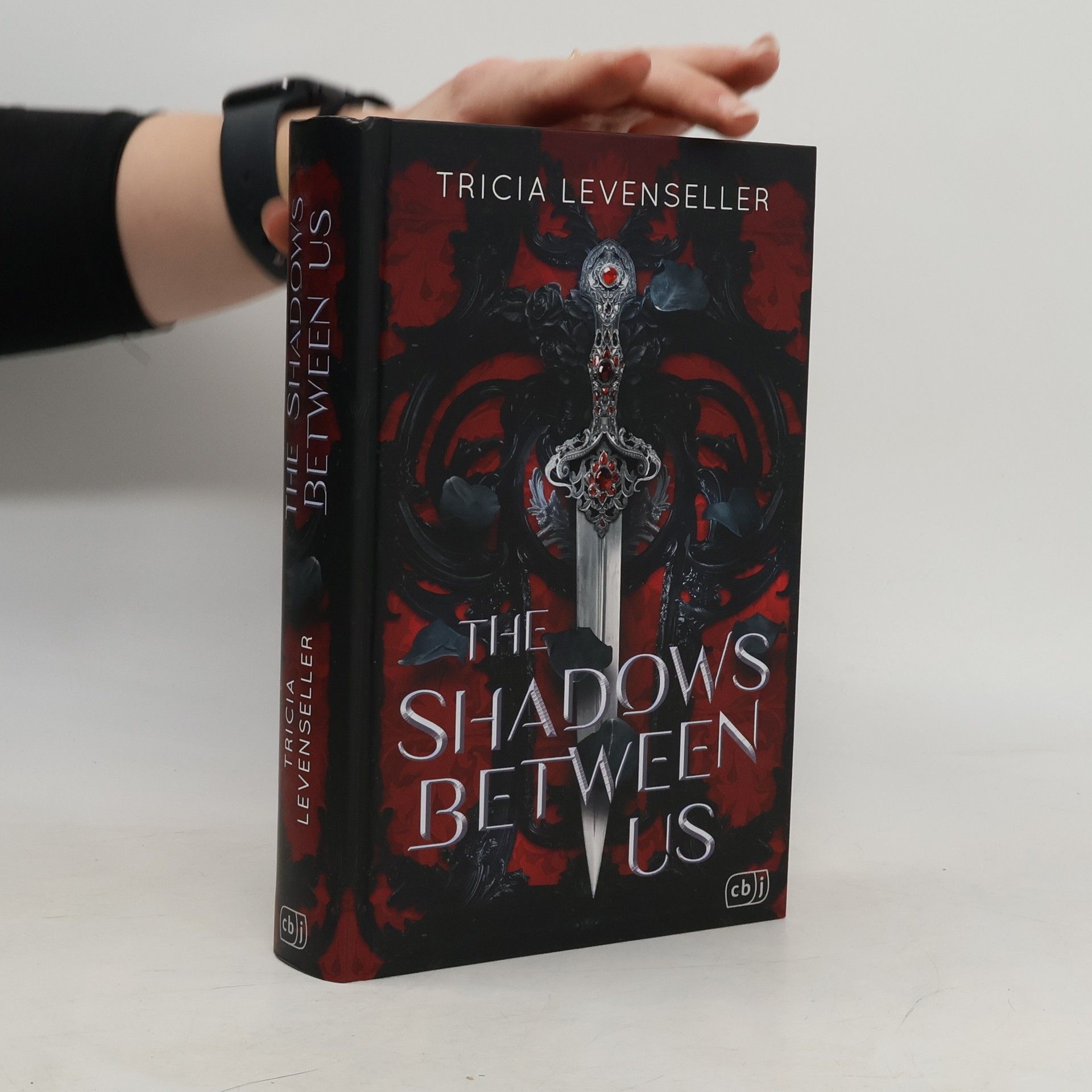 Tricia Levenseller The Shadows Between Us