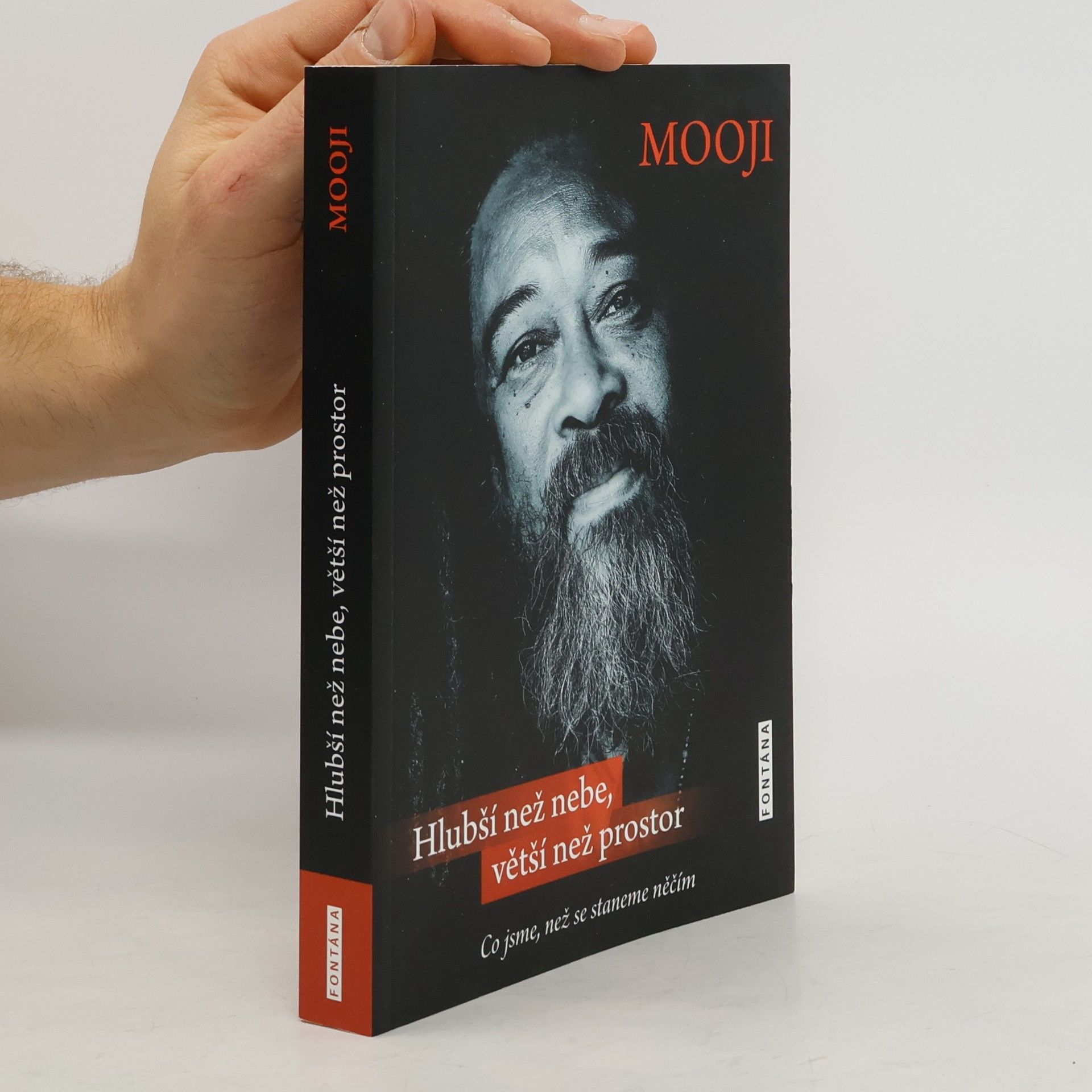 Hlubší než nebe, větší než prostor. Co jsme, než se staneme něčím