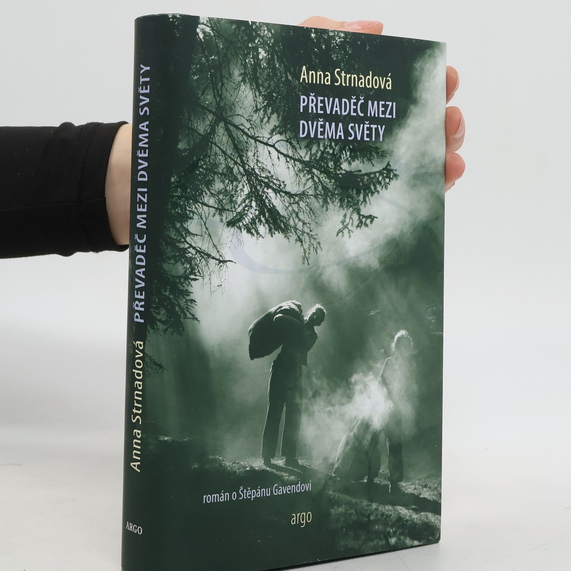 Anna Strnadová Převaděč mezi dvěma světy