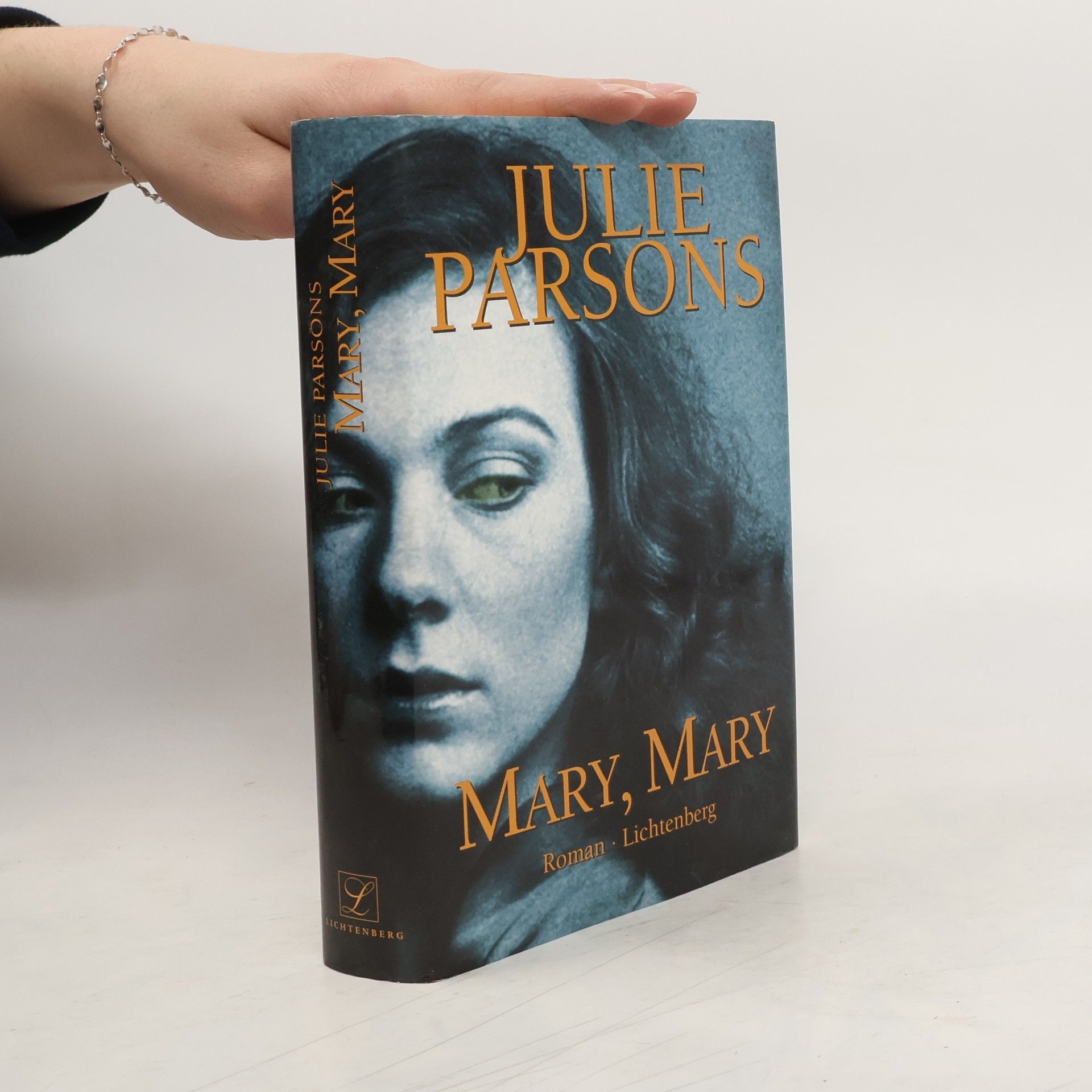 Julie Parsons Mary, Mary