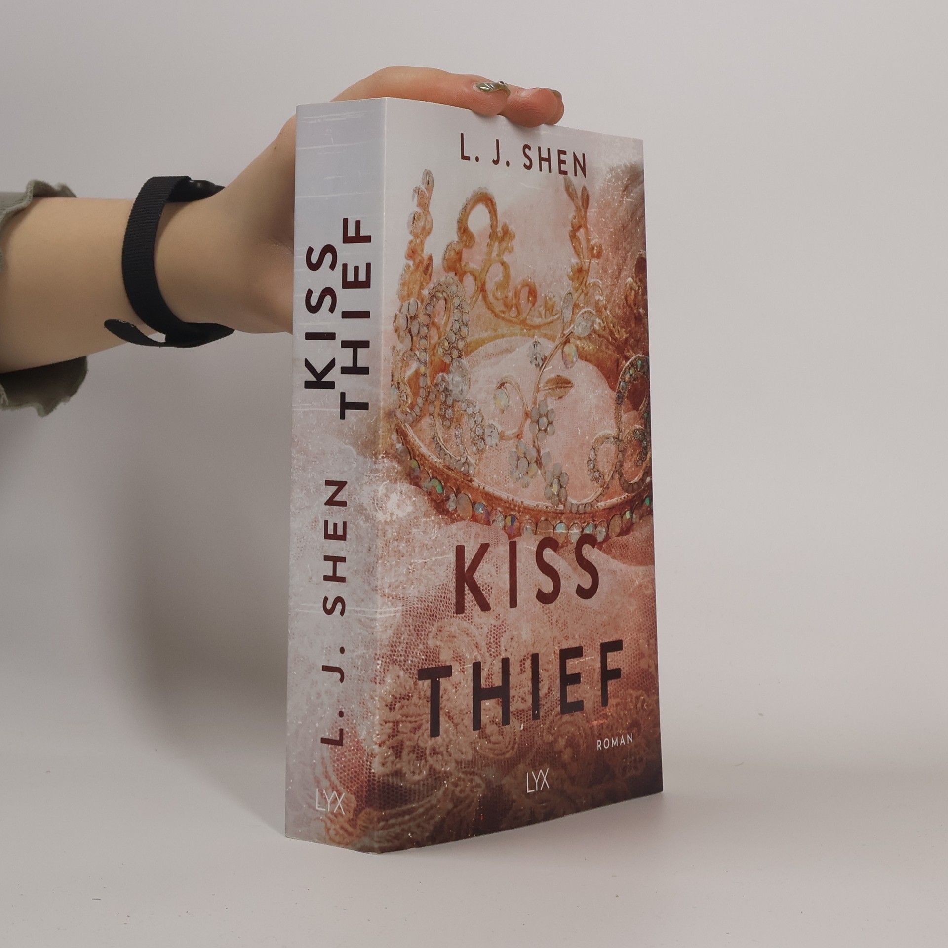L. J. Shen Kiss Thief