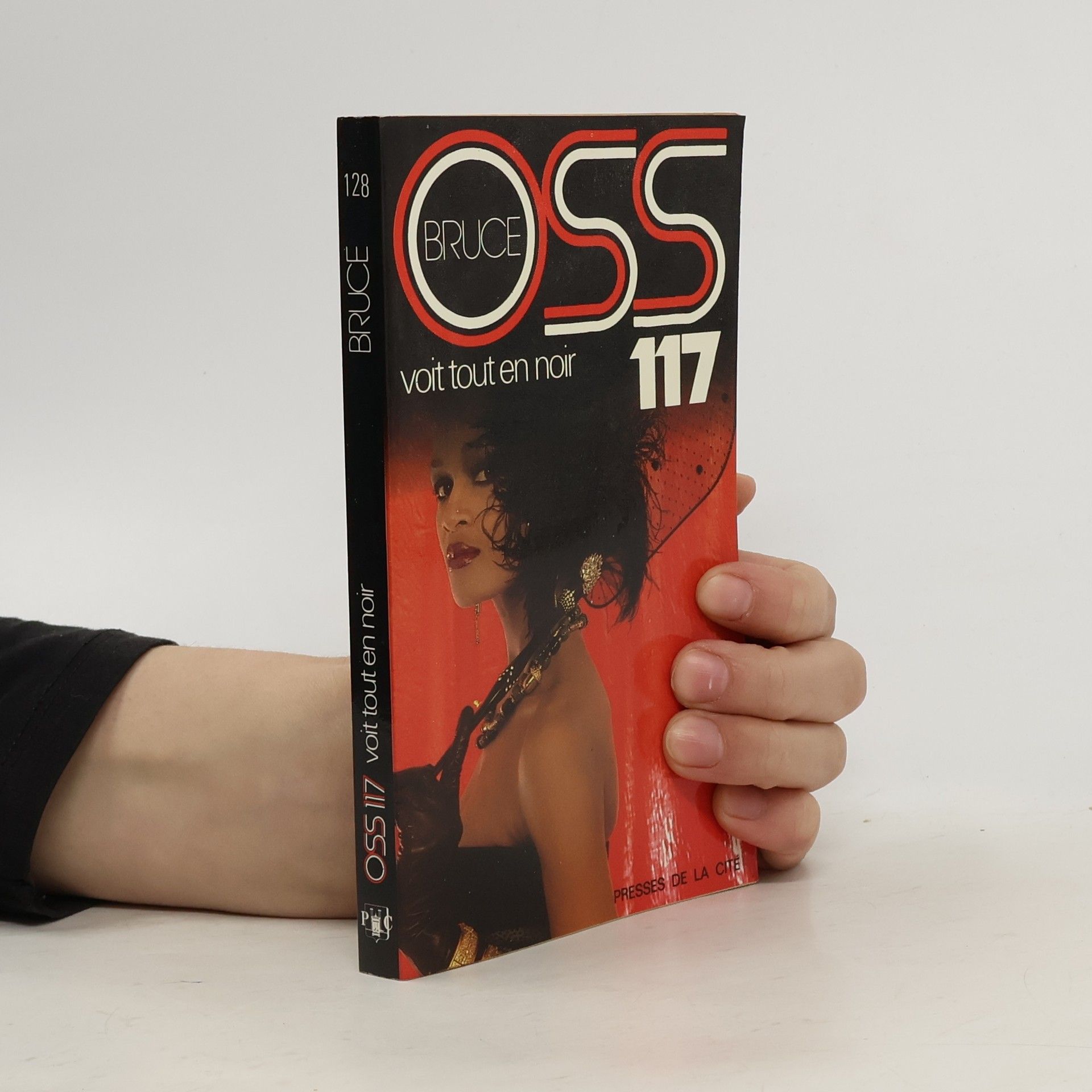 Collectif d'auteurs OSS 117 voit tout en noir