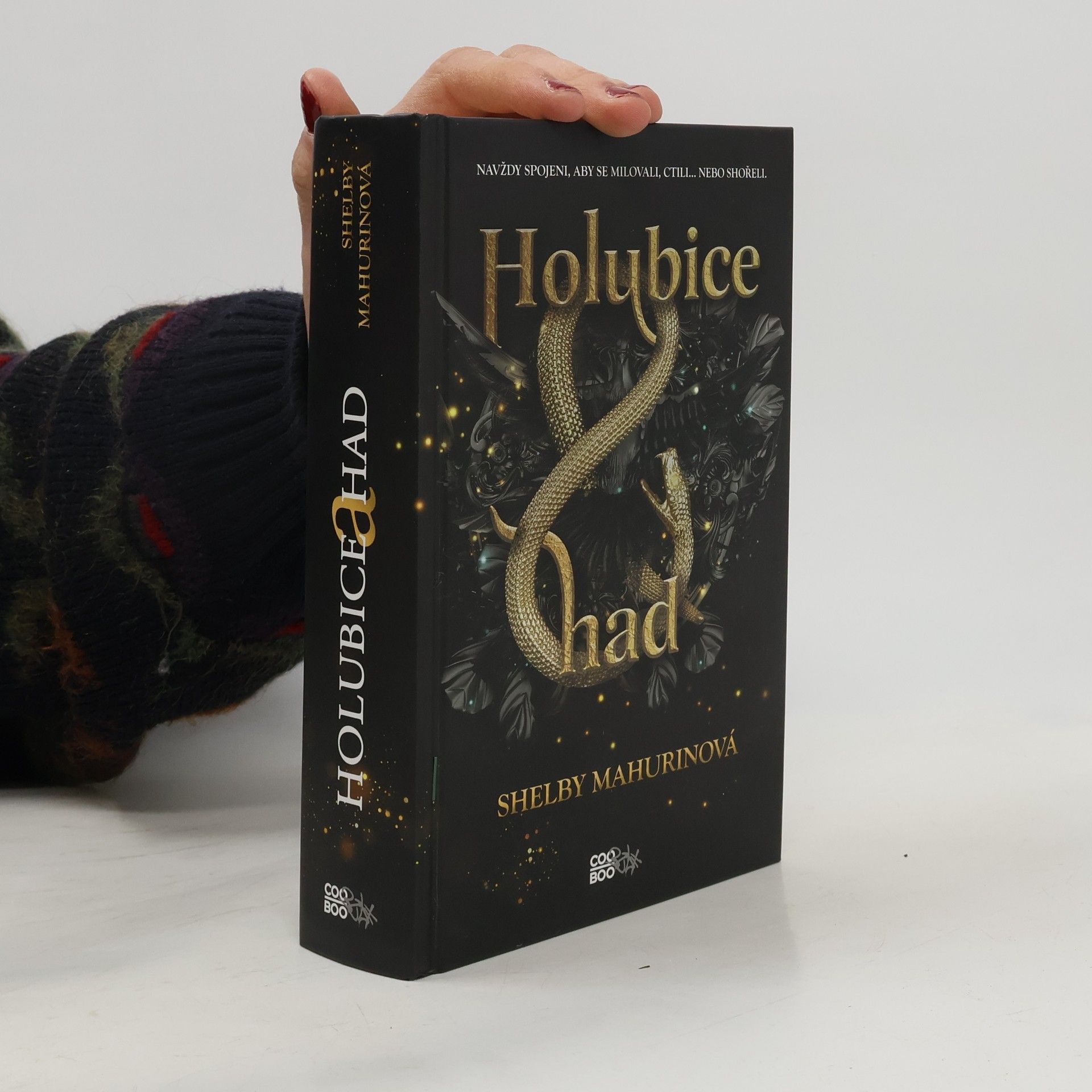 Shelby Mahurinová Holubice a had