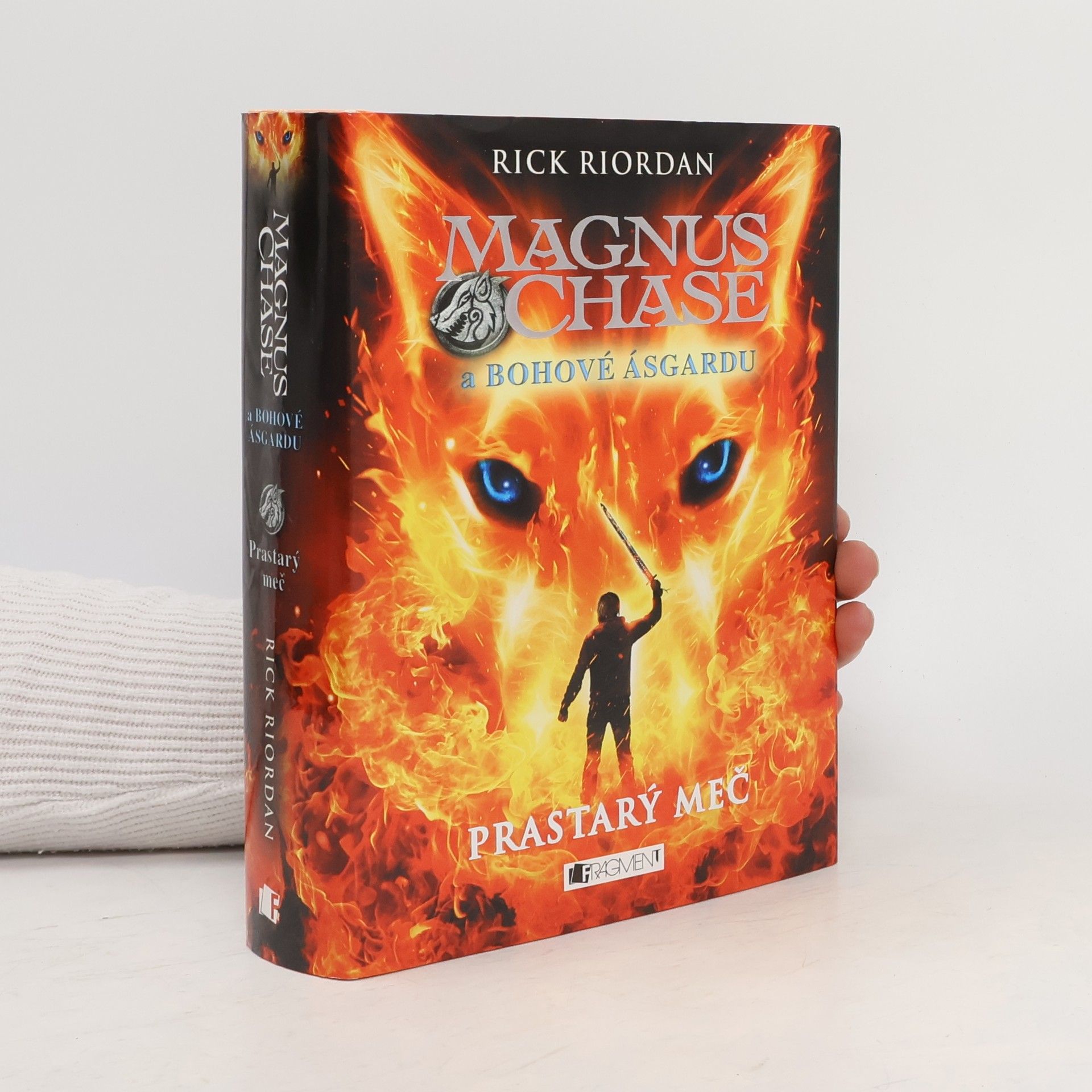 Rick Riordan Magnus Chase a bohové Ásgardu. Prastarý meč