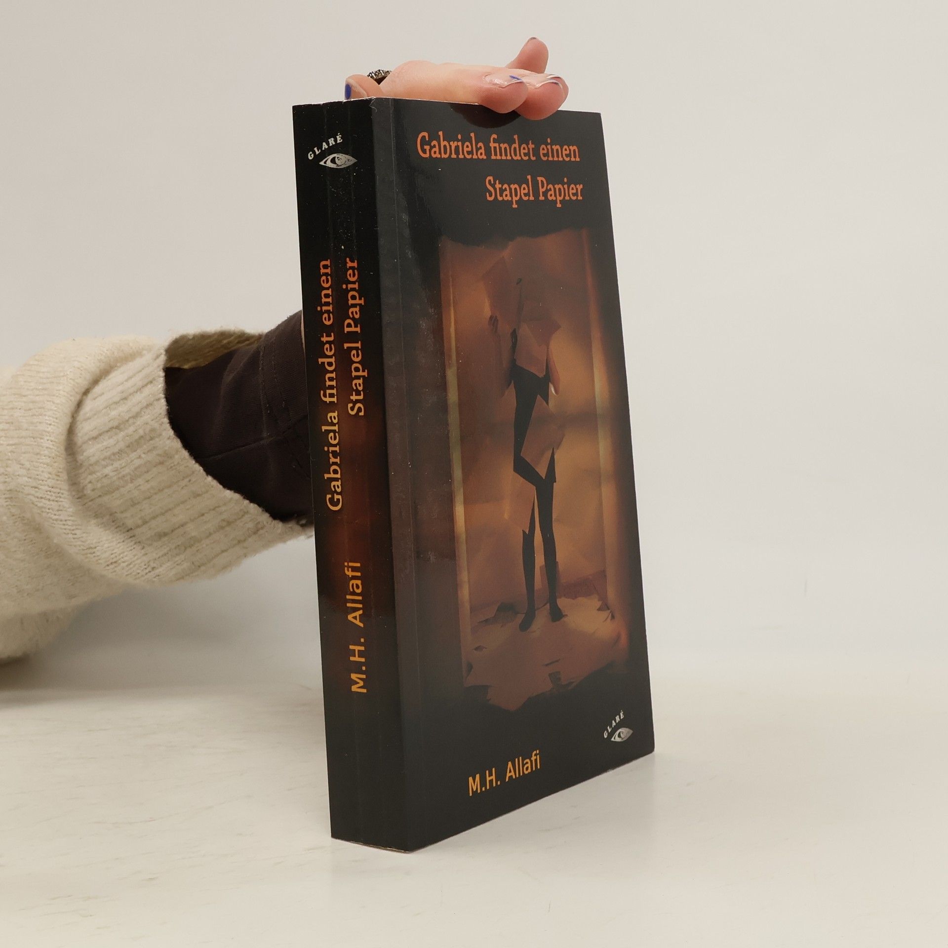 Gabriela findet einen Stapel Papier