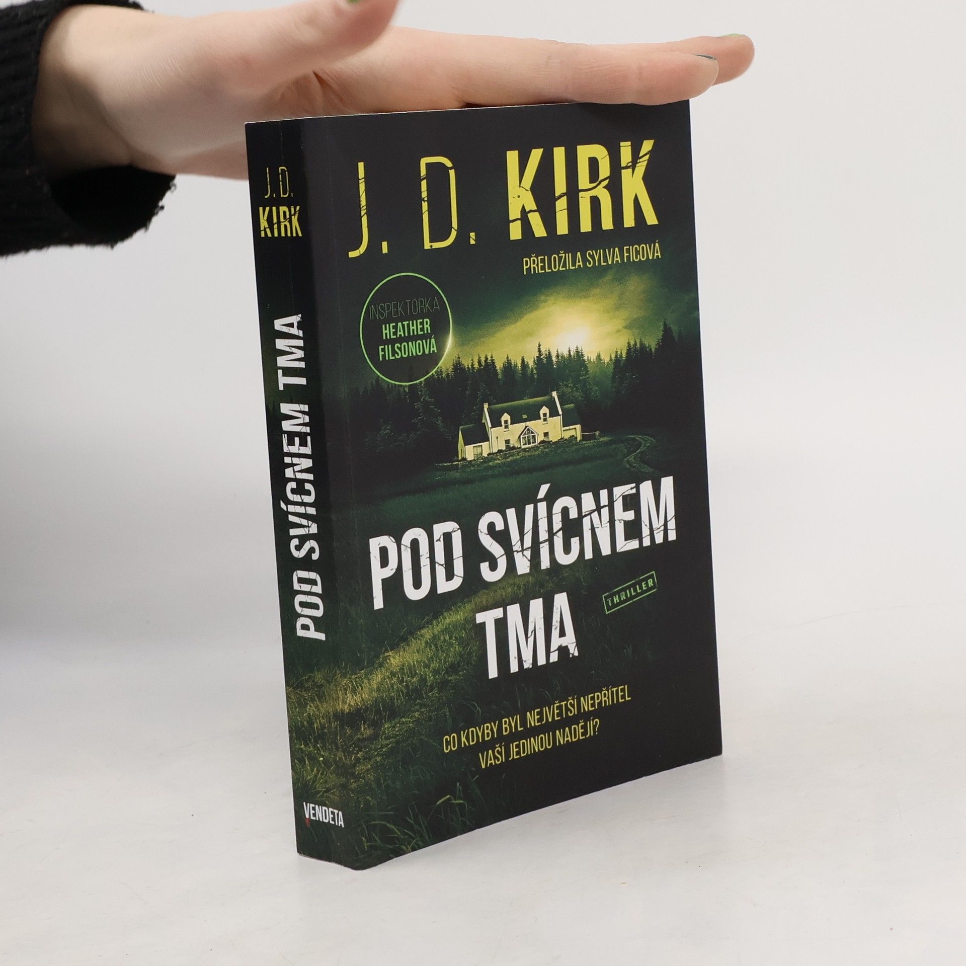 Barry Hutchison Pod svícnem tma