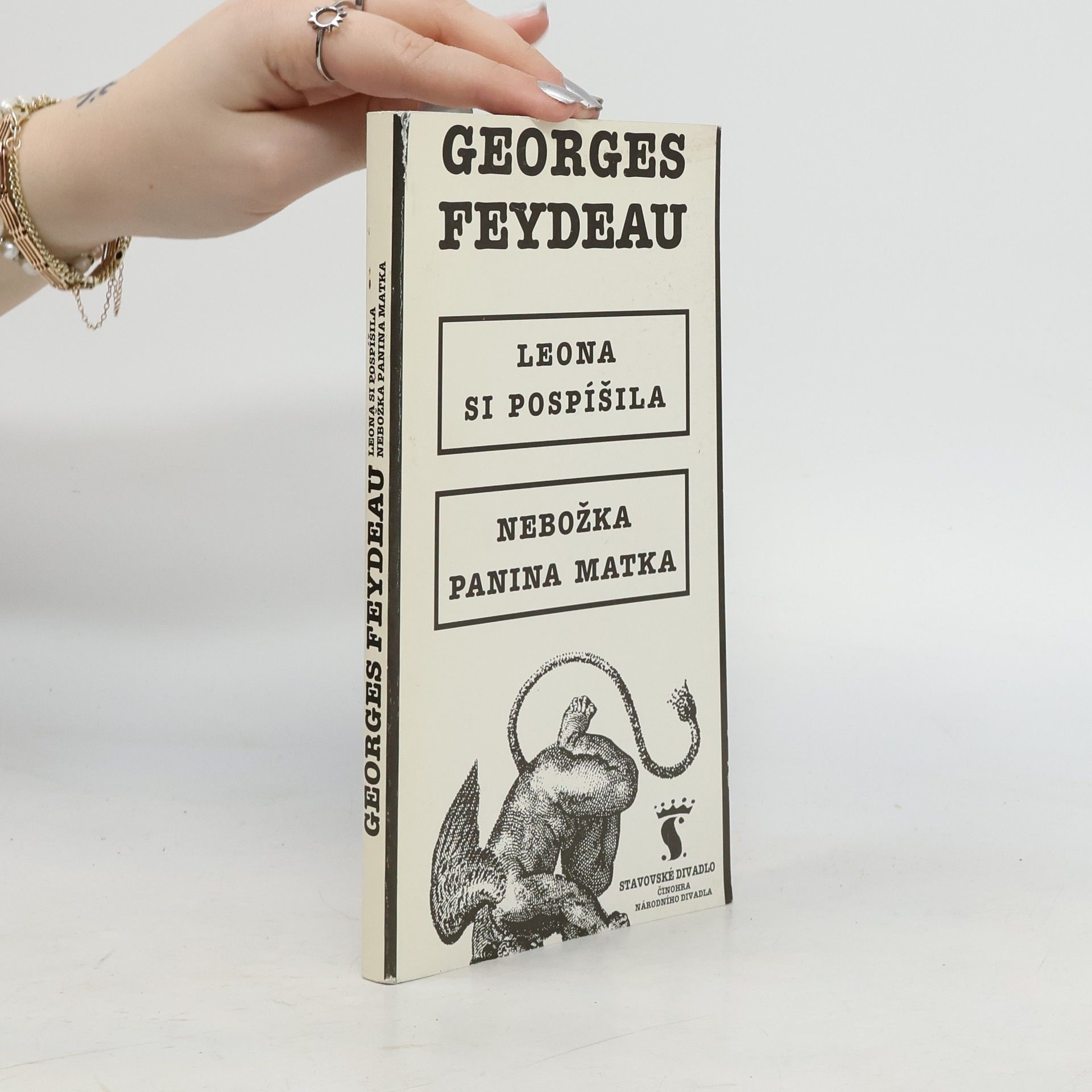 Leona si pospíšila. Nebožka panina matka