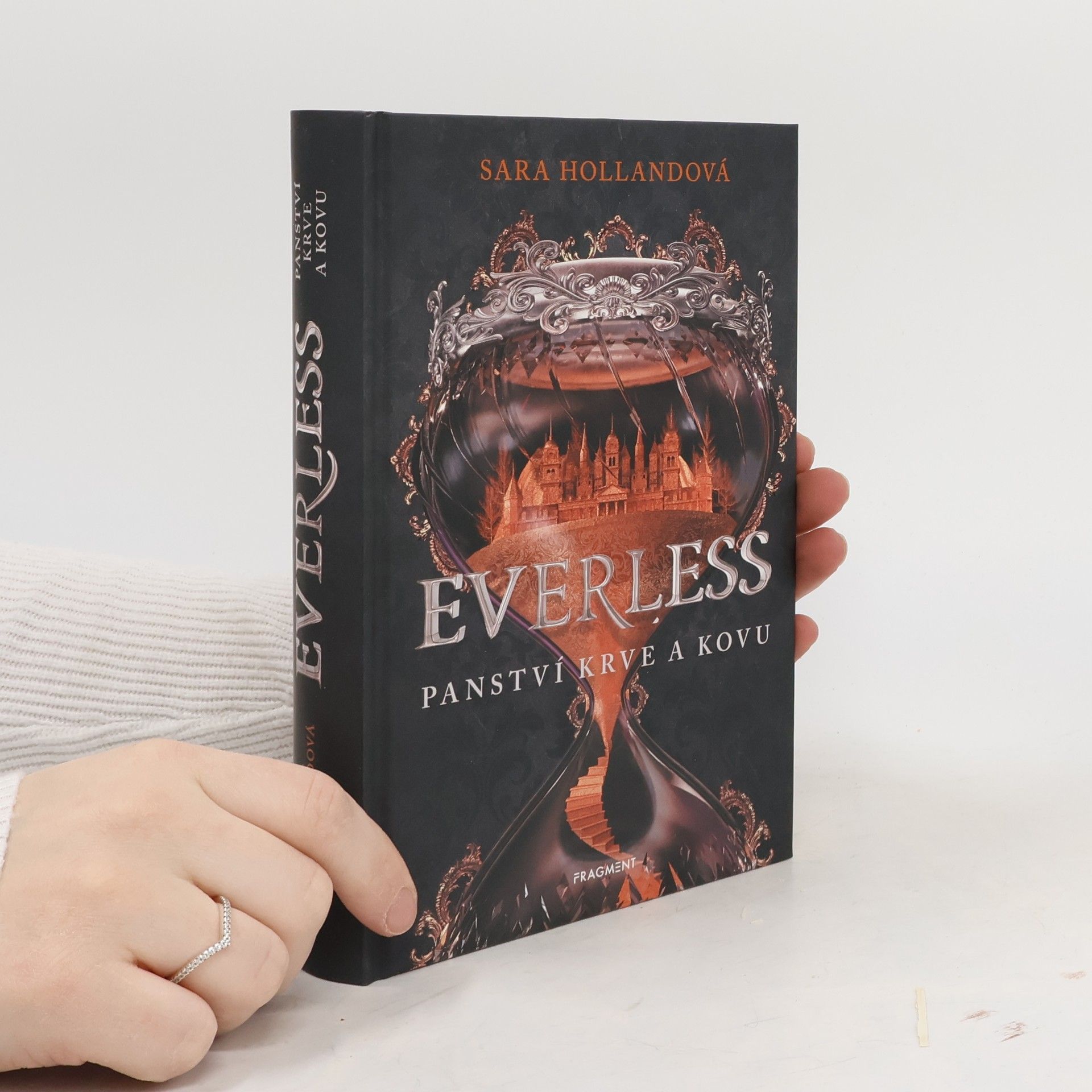 Sara Holland Everless: Panství krve a kovu