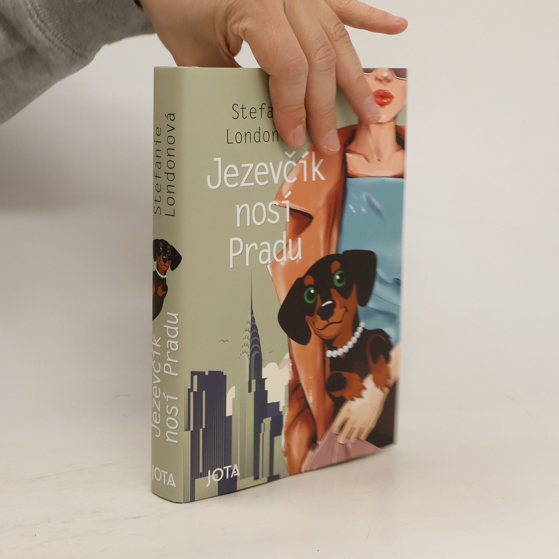 Stefanie London Jezevčík nosí Pradu