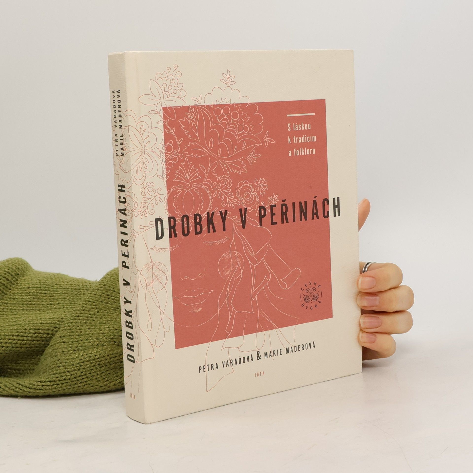 Petra Varaďová Drobky v peřinách. S láskou k tradicím a folkloru