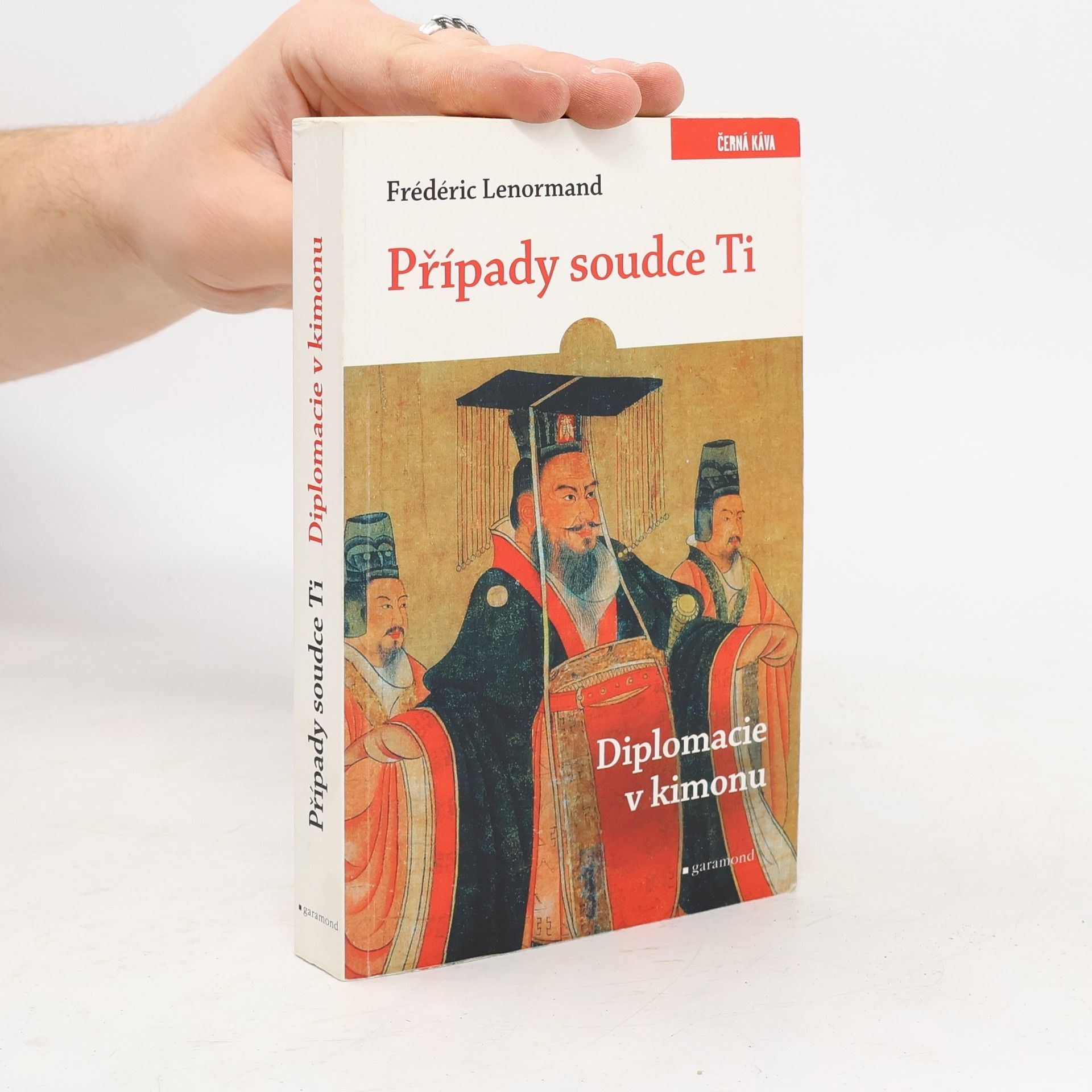 Případy soudce Ti. Diplomacie v kimonu