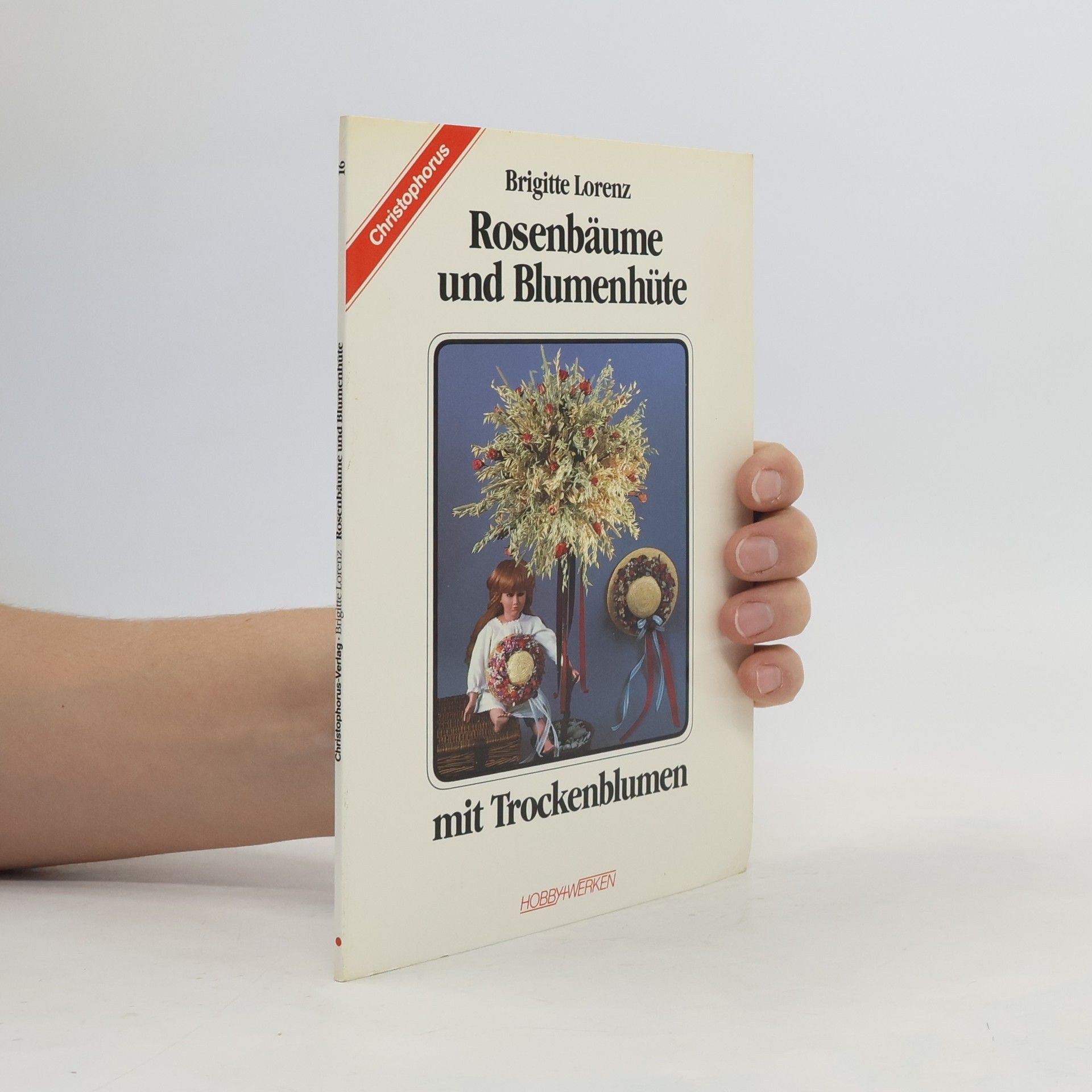 Rosenbäume und Blumenhüte mit Trockenblumen