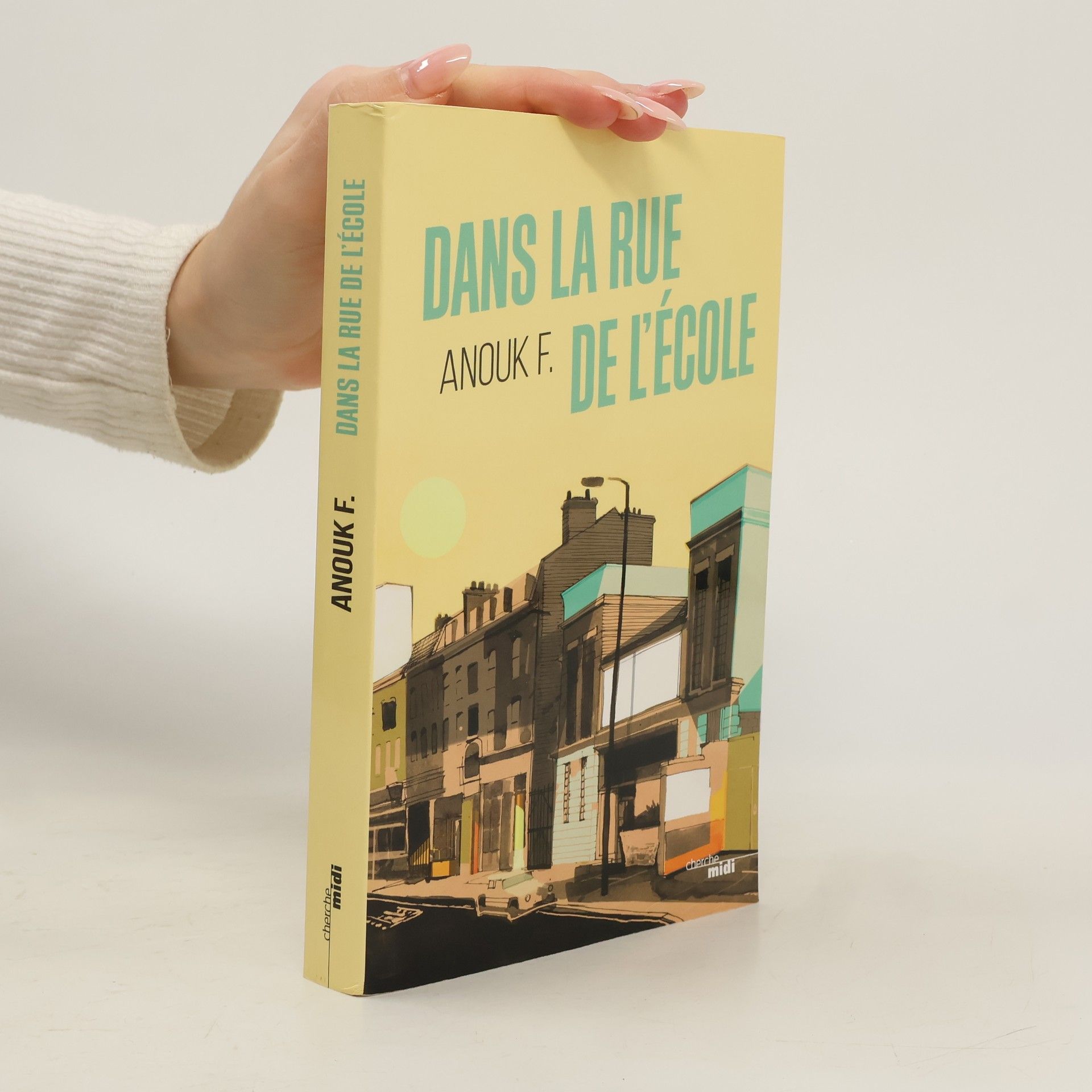 Anouk F. Dans la rue de l'école