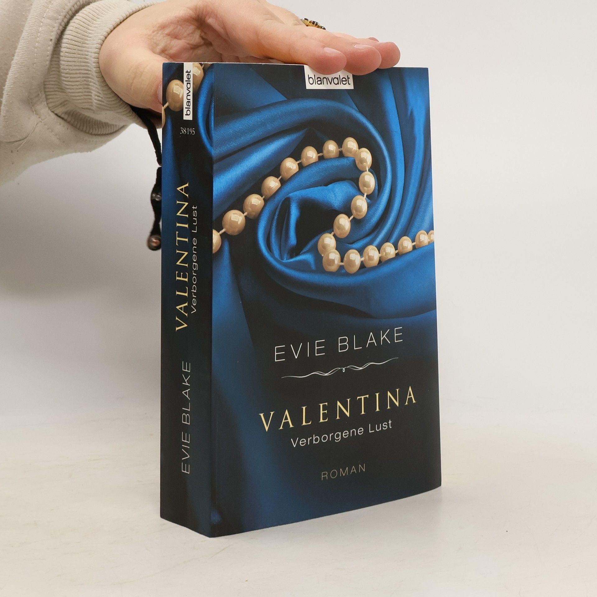 Evie Blake Valentina 2