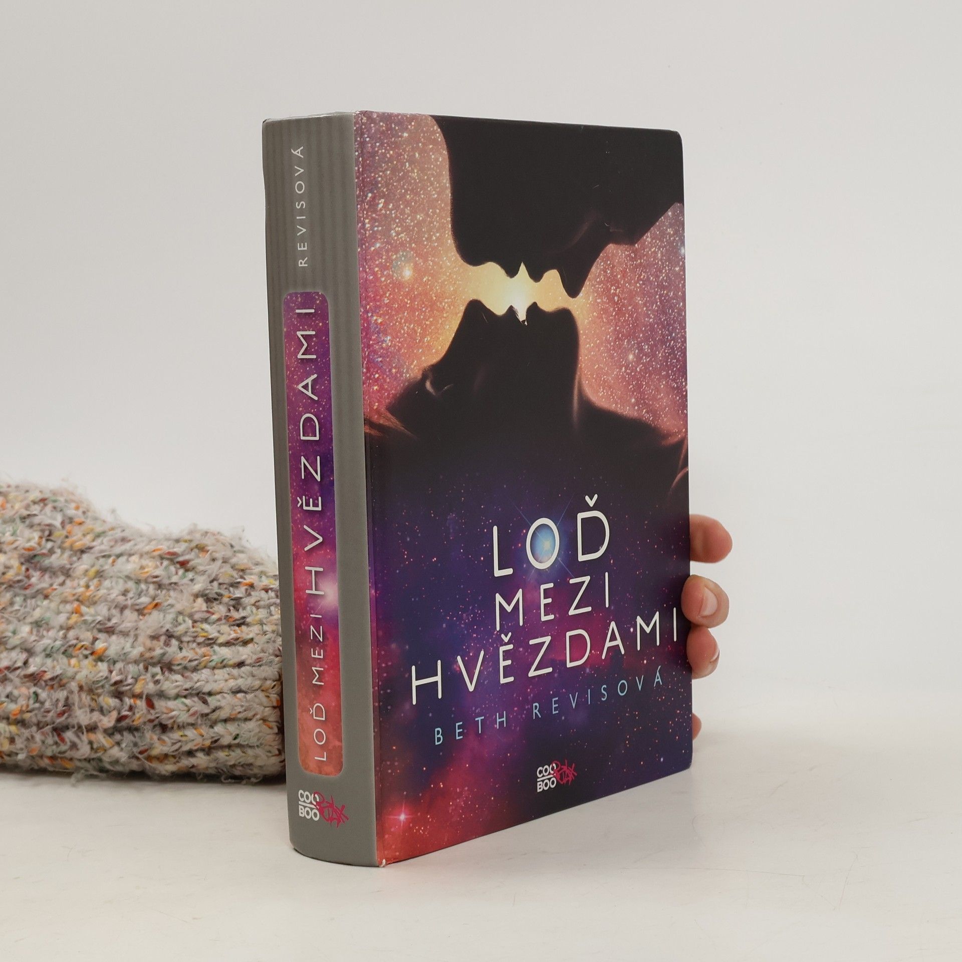 Beth Revis Loď mezi hvězdami