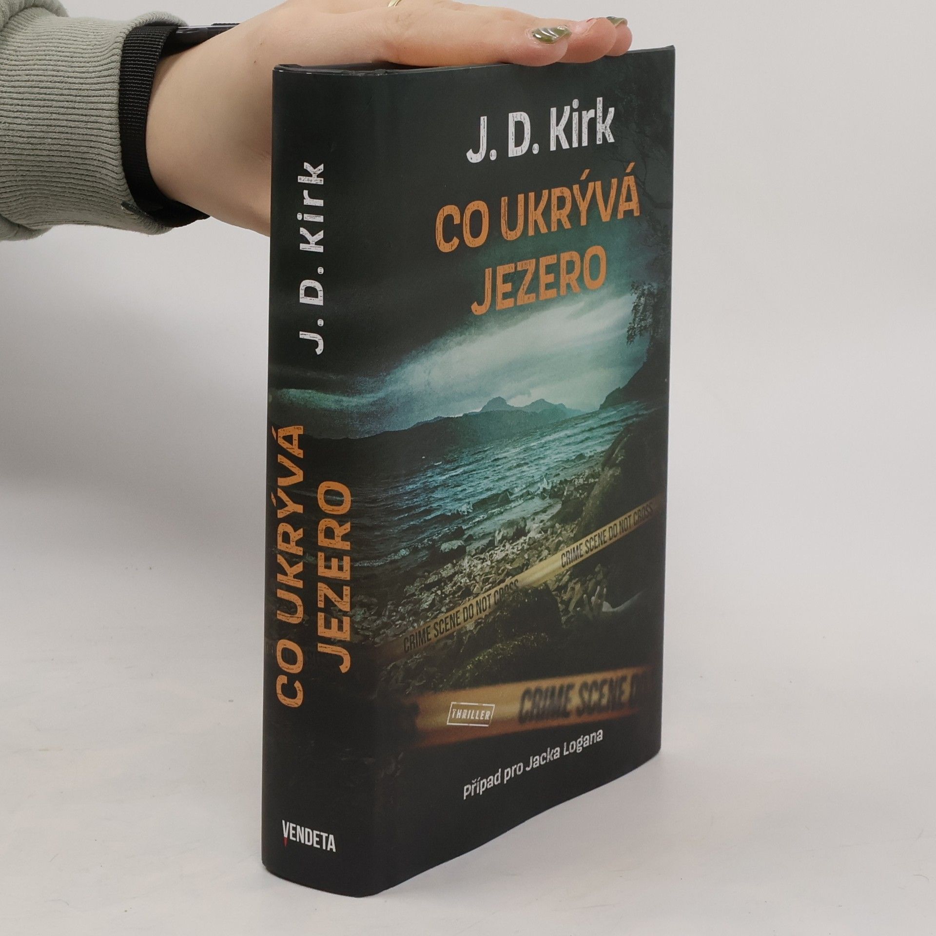 Barry Hutchison Co ukrývá jezero