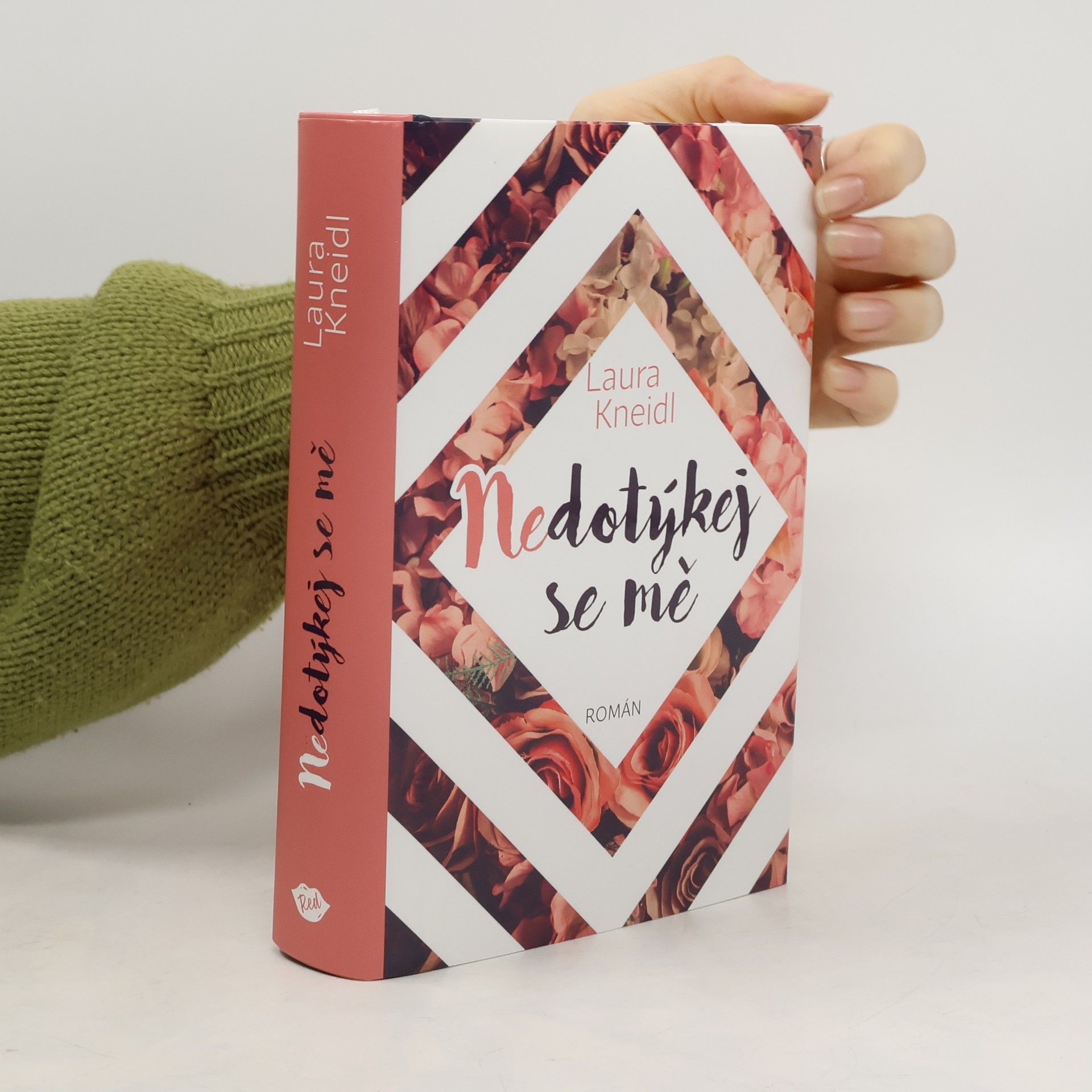 Laura Kneidl Nedotýkej se mě