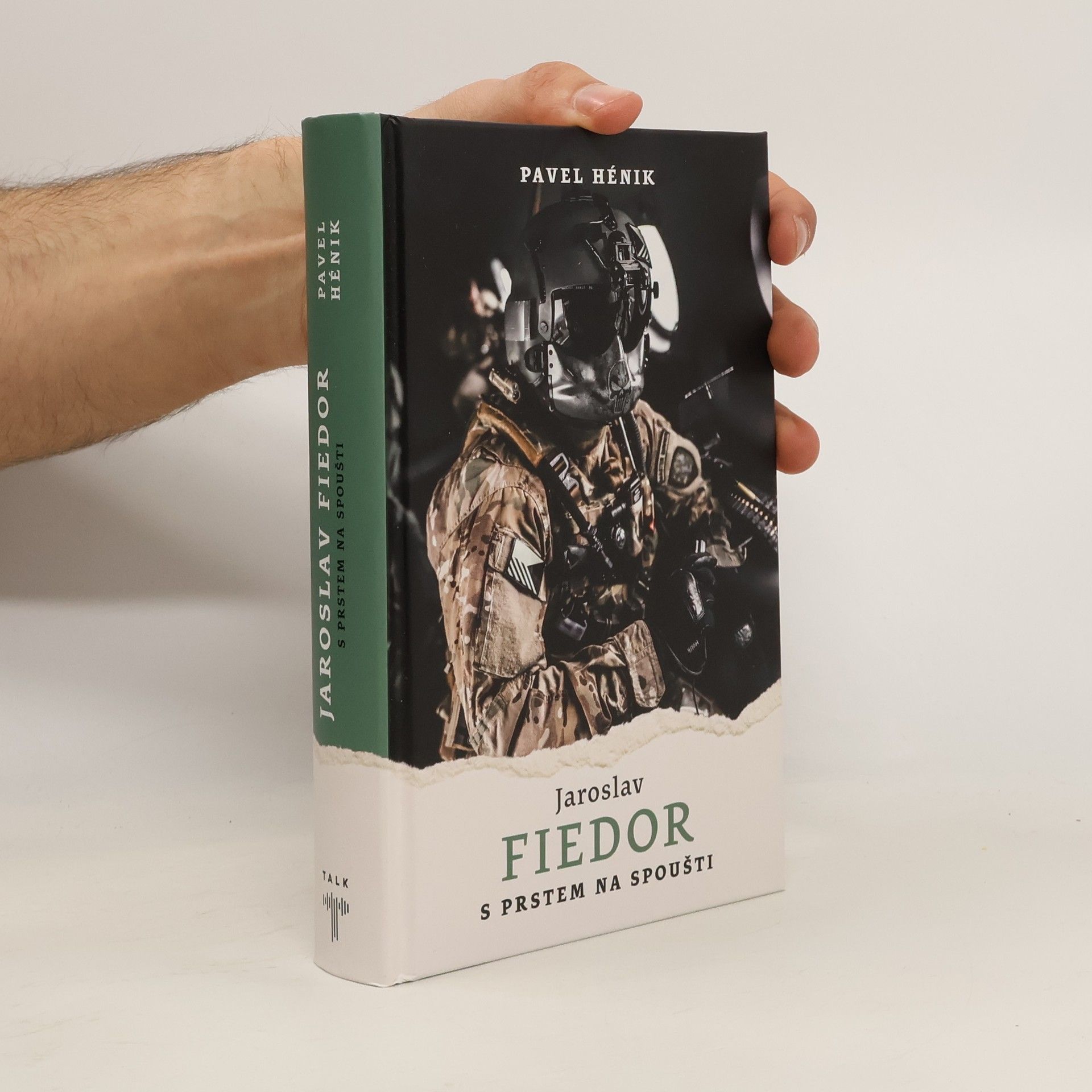 Pavel Hénik S prstem na spoušti
