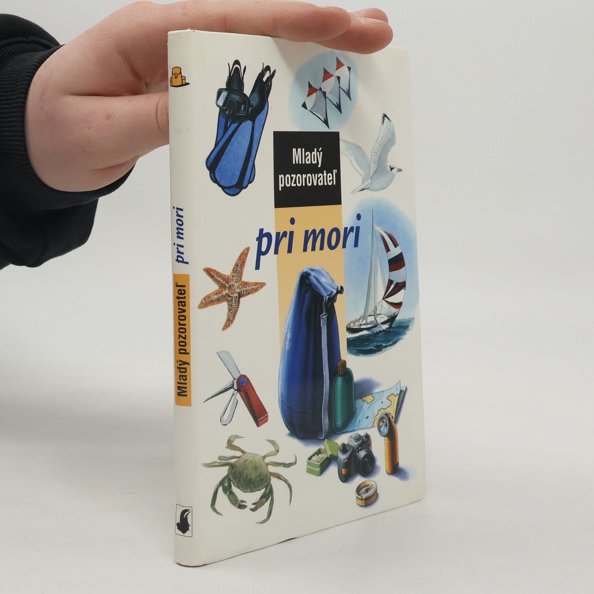 Mladý pozorovateľ pri mori