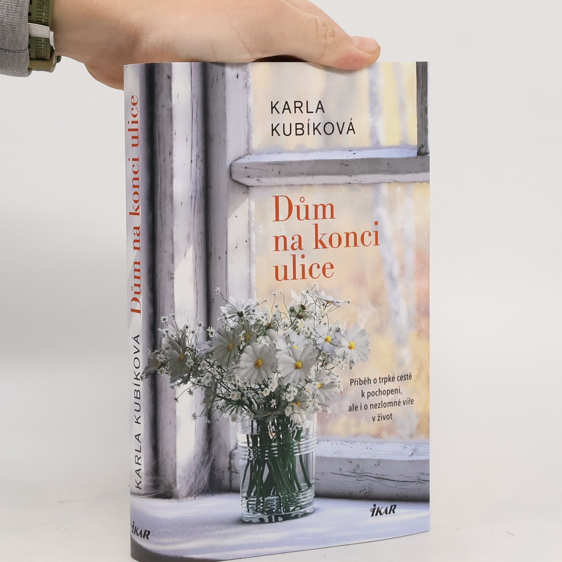 Karla Kubíková Dům na konci ulice. Příběh o trpké cestě k pochopení, ale i o nezlomné víře v život