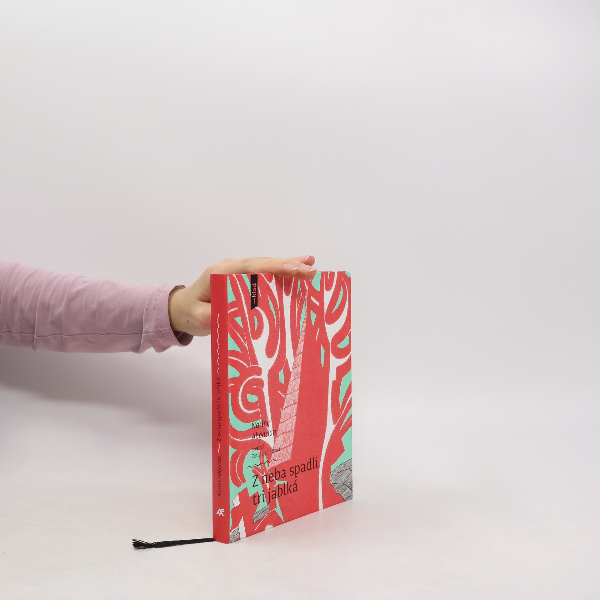 Narine Abgarjan Z neba spadli tri jablká